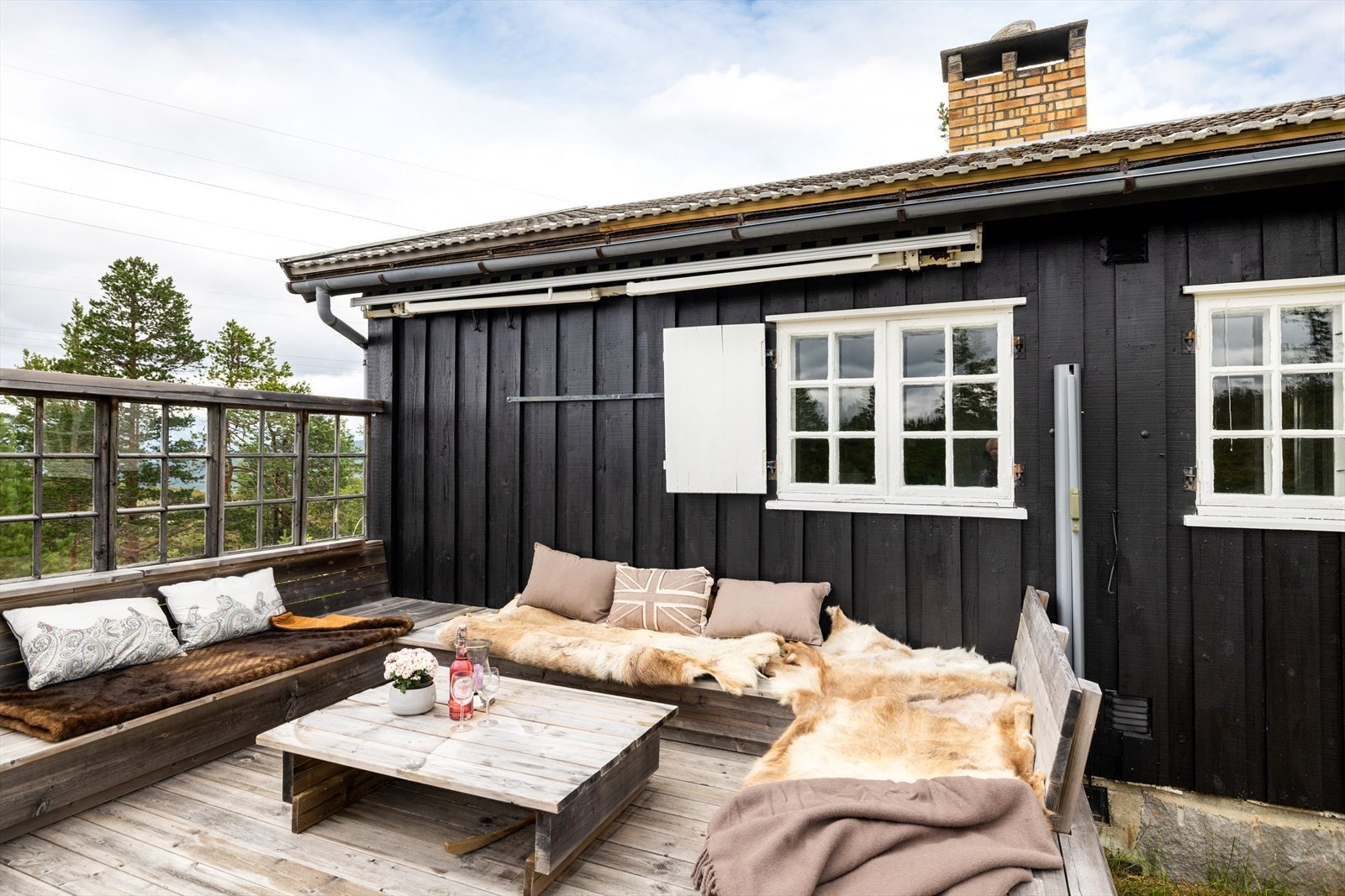 Hyggelig og lun terrasse utenfor hytta! Galleribilde