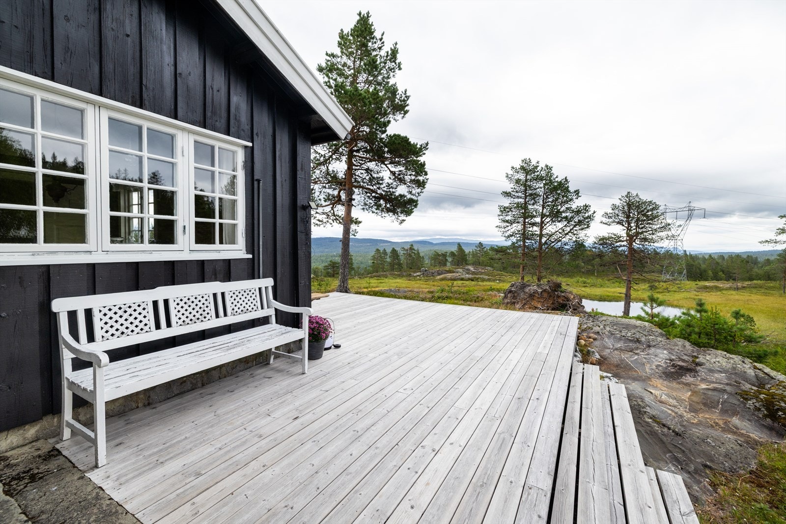 Terrassen inviterer til rolige stunder og naturnære opplevelser. Galleribilde