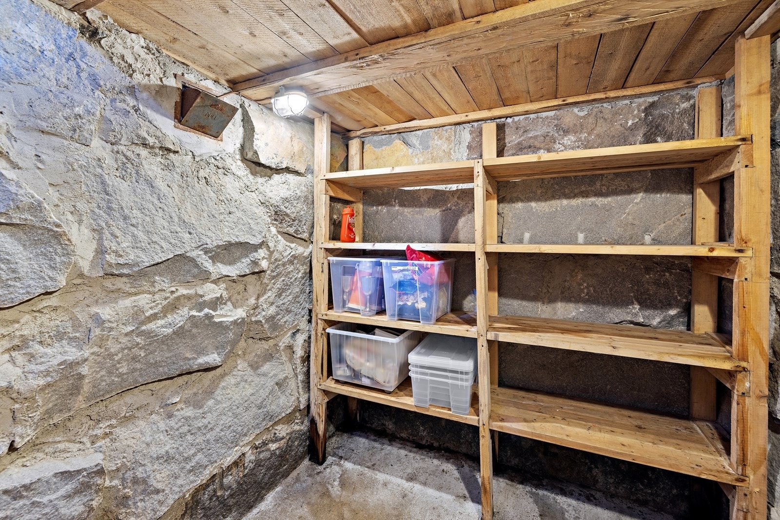 Matbod i kjeller under kjøkkenet. Galleribilde
