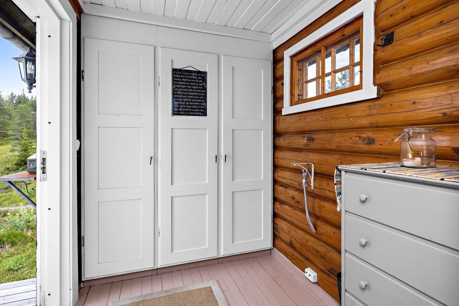 Velkommen inn! Man ankommer hytta via et hyggelig inngangsparti og inn til en romslig entré. Galleribilde