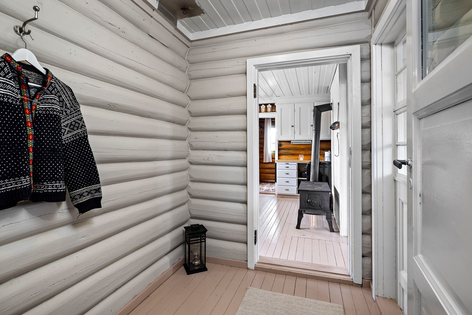 Her er det god plass til å henge fra seg yttertøy og sette fra seg sko. Galleribilde