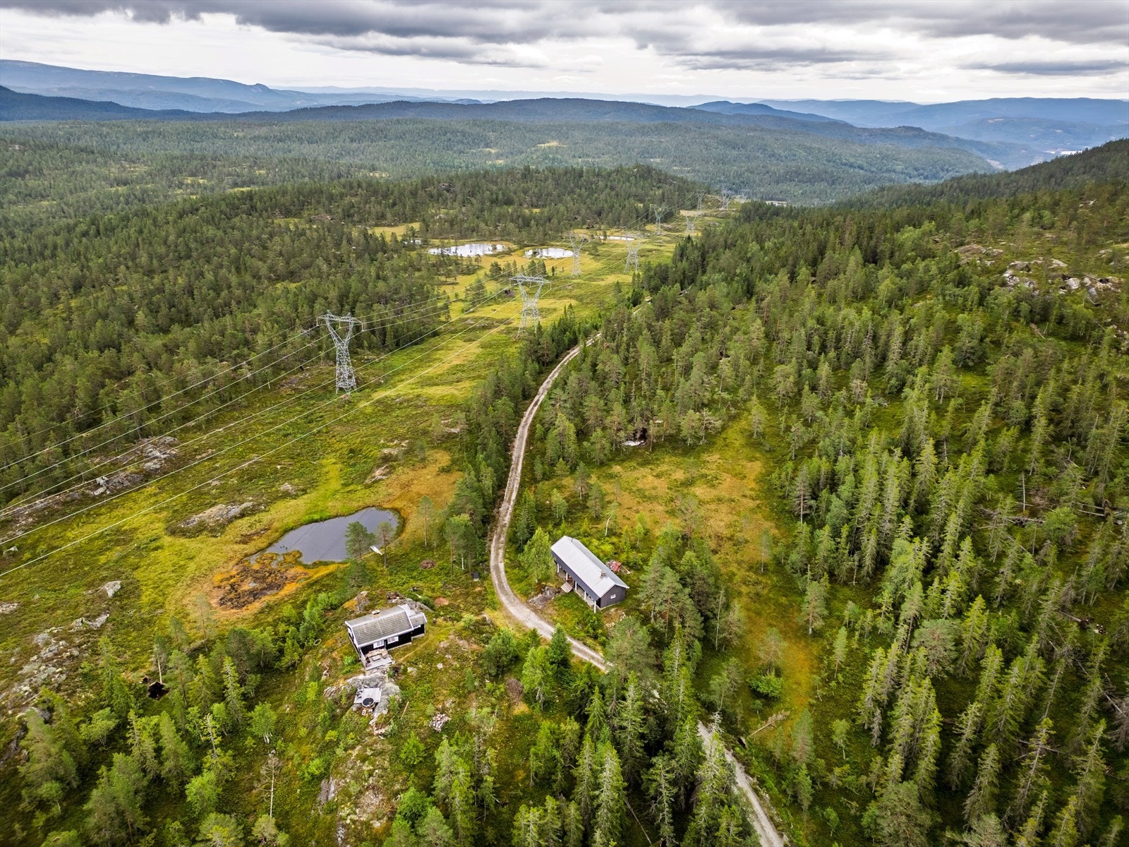 Samtidig har du kort vei til både Sokna og Gulsvik, hvor du finner dagligvare, servicetilbud og gode forbindelser videre. Galleribilde