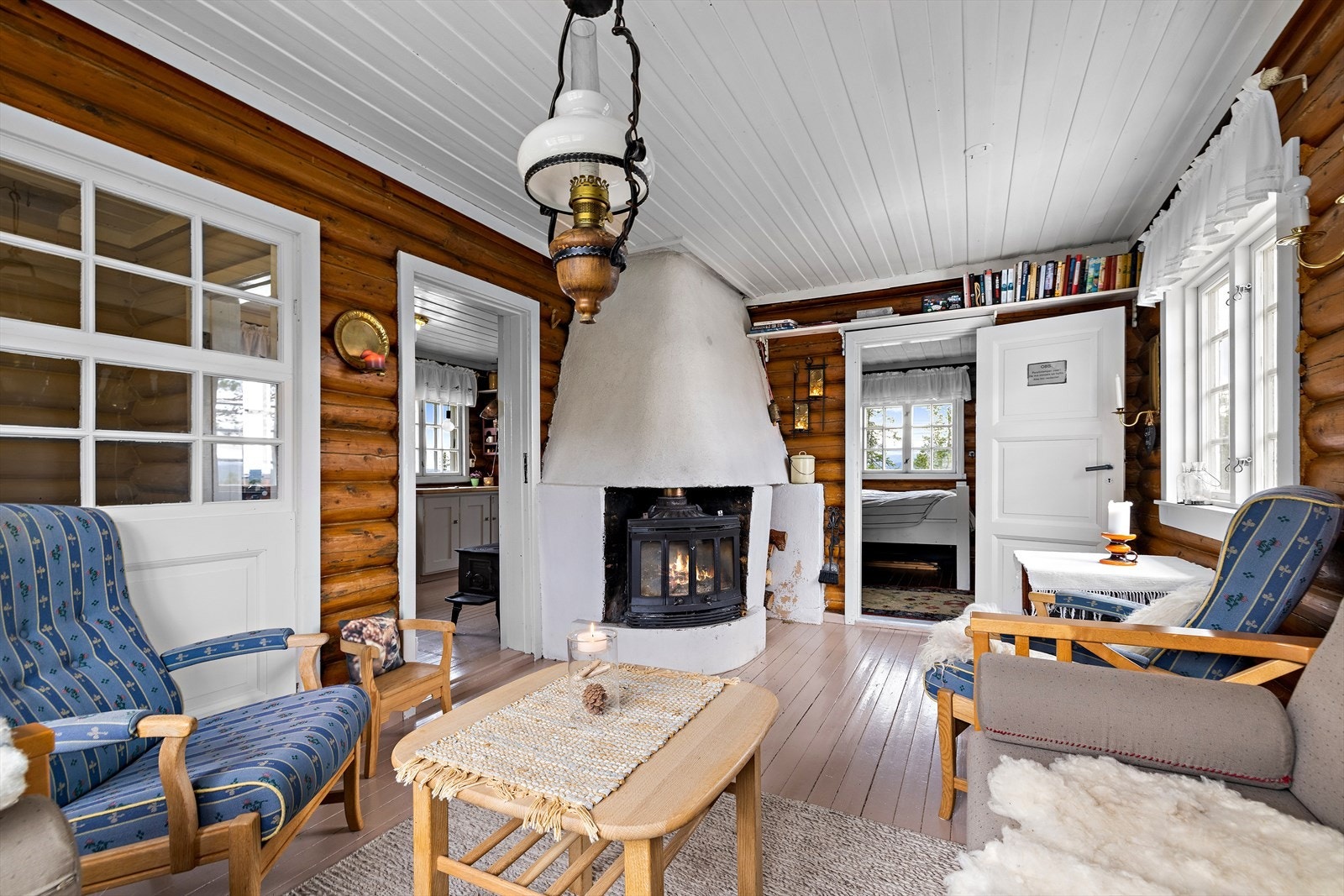 Stuen har en elegant og klassisk peis i hjørne, som skaper en lun og god stemning. Galleribilde