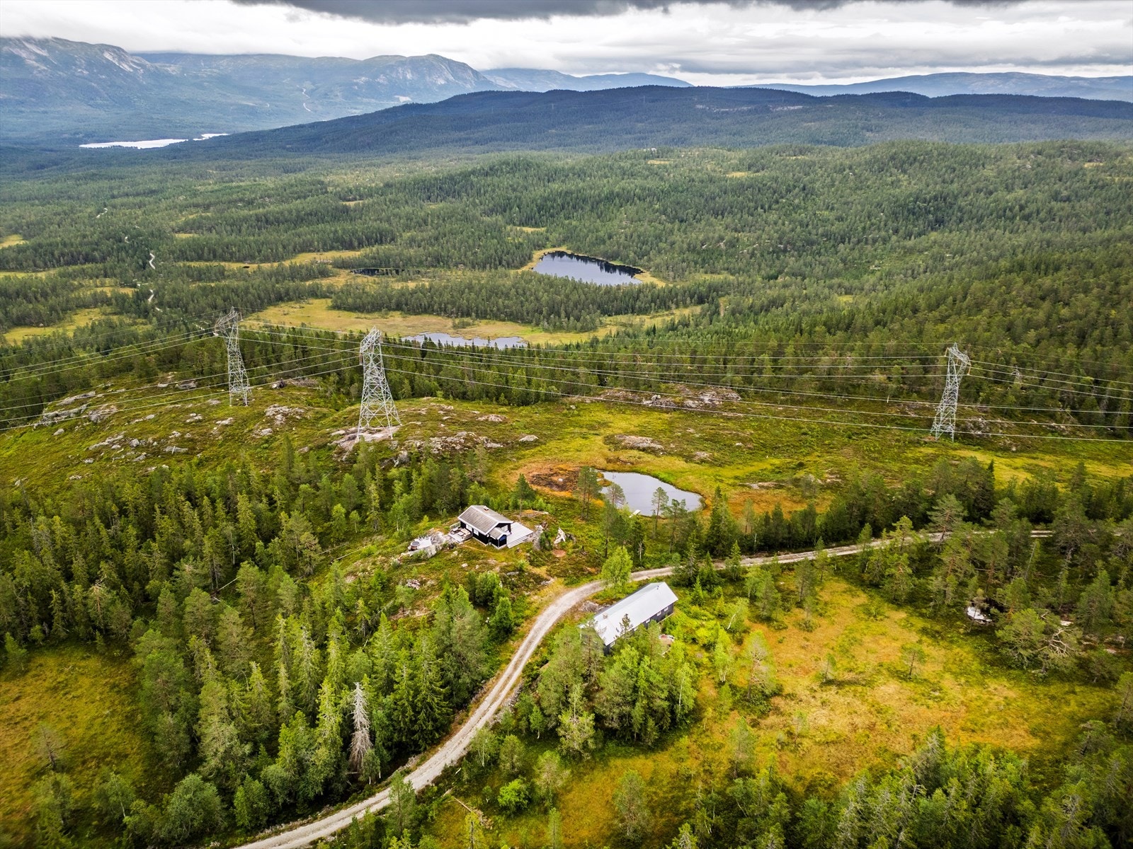 Fra Oslo er det i tillegg en behagelig kjøretur på rundt 1,5 time, noe som gjør hytta lett tilgjengelig for helgeturer så vel som lengre opphold. Galleribilde