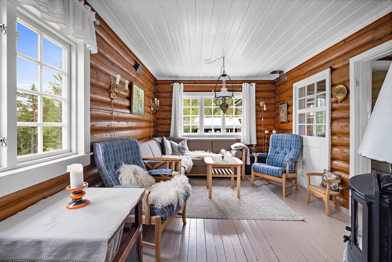 Innbydende stue med malt gulv av furu og tømmervegger Galleribilde