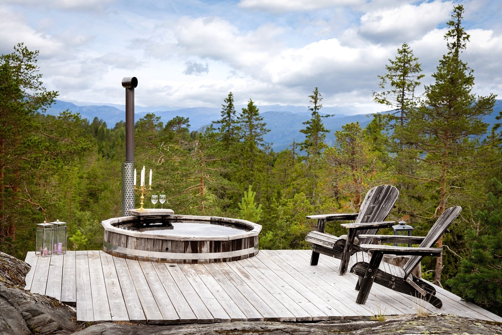 Her kan du nyte varme bad under åpen himmel, omringet av skog og med flott utsikt mot fjellene i horisonten. Galleribilde