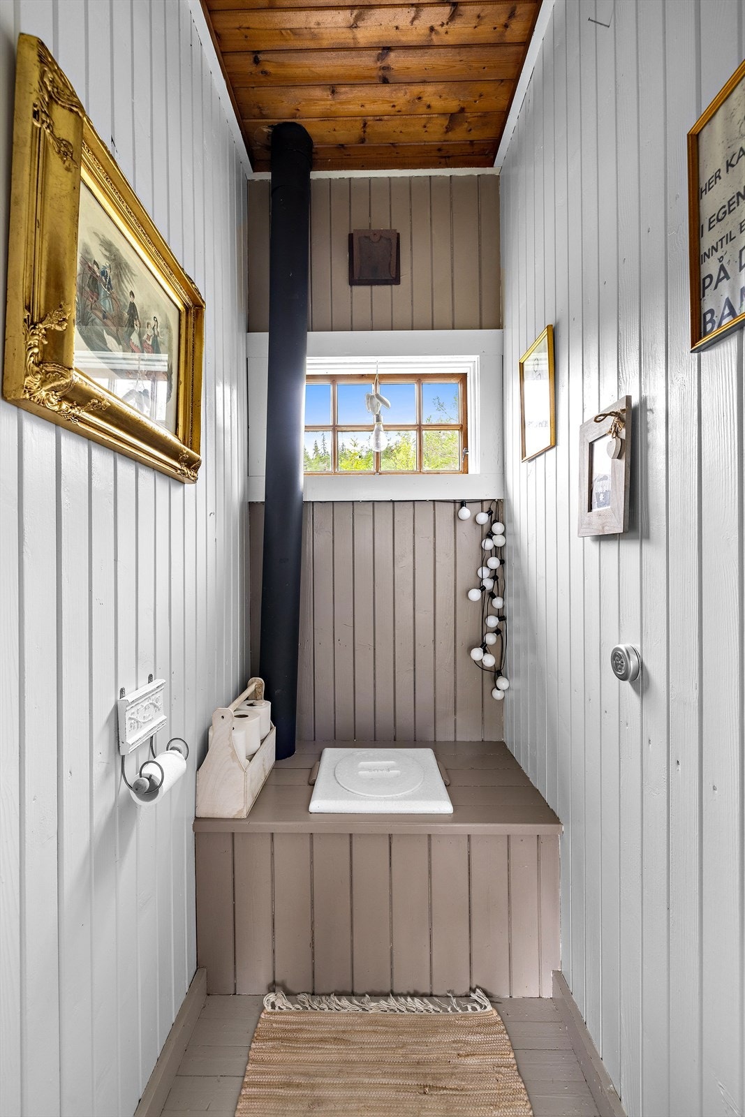 Utvendig uthus/anneks med toalettrom med utedo. Galleribilde