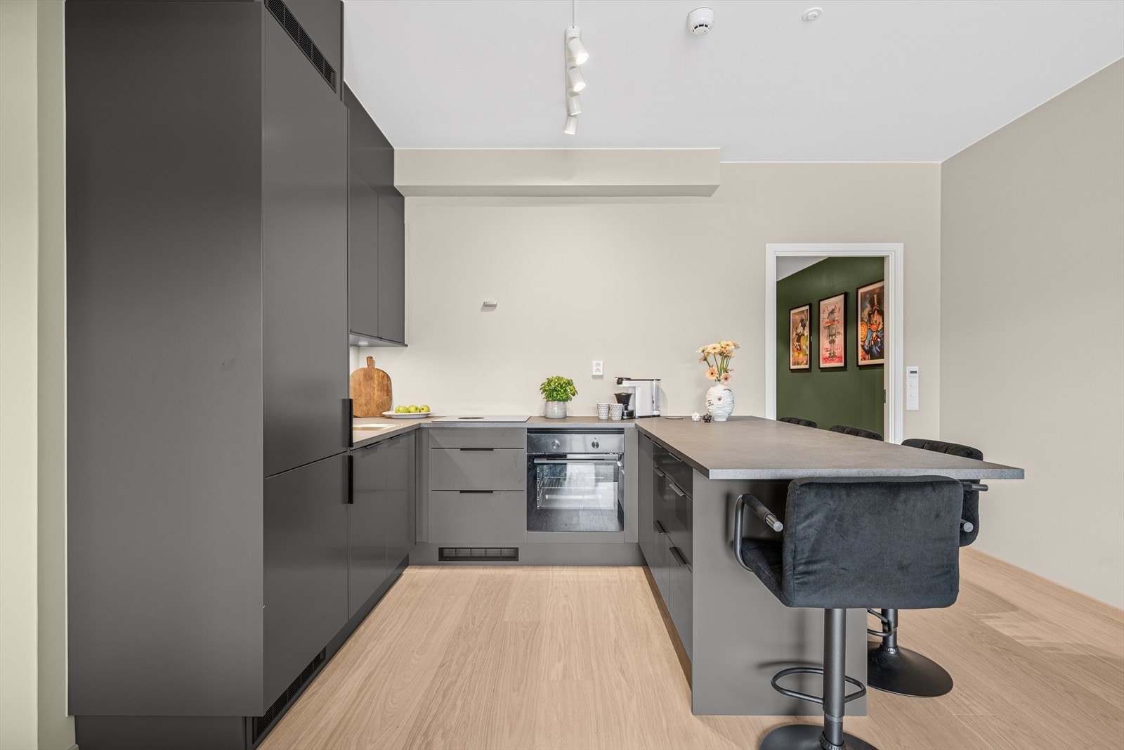 Påkostet stilrent og funksjonelt kjøkken fra Sigdal! Kjøkkenet har moderne mørk innredning med glatte fronter, integrerte hvitevarer og praktisk kjøkkenøy. Her får du en kombinasjon av design og funksjonalitet som gir et elegant preg til rommet. Galleribilde