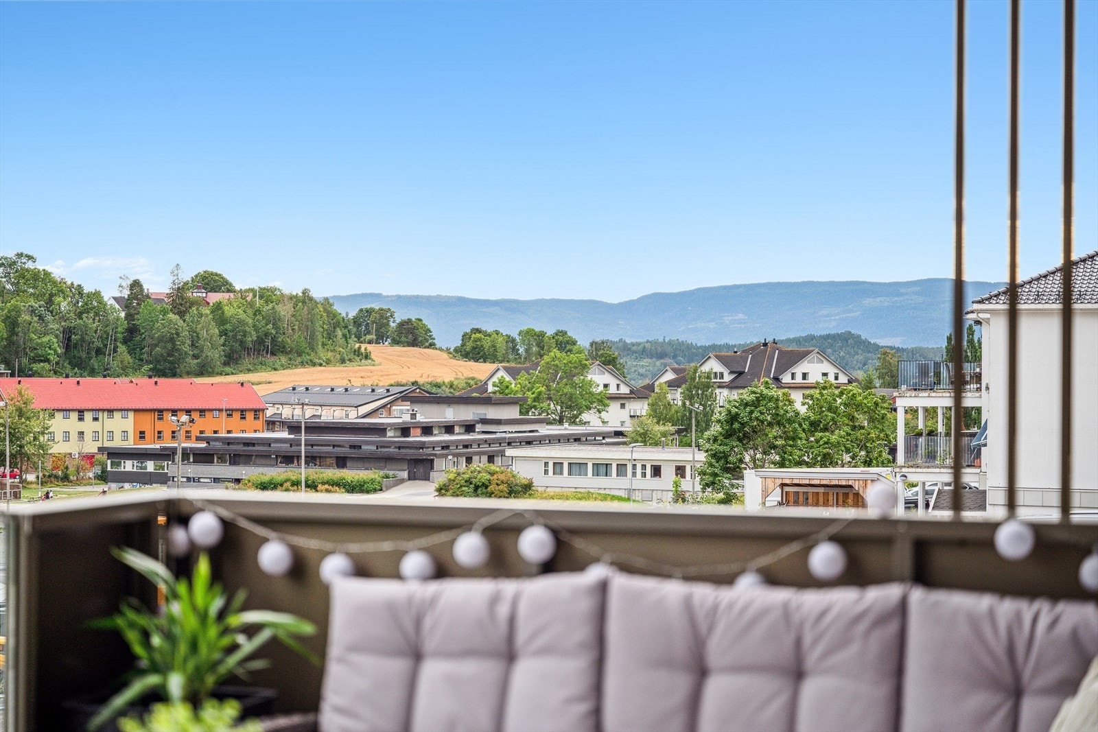 Kort gangavstand til Vik skysstasjon, brygge, båthavn, svaberg og Steinsfjorden. Galleribilde
