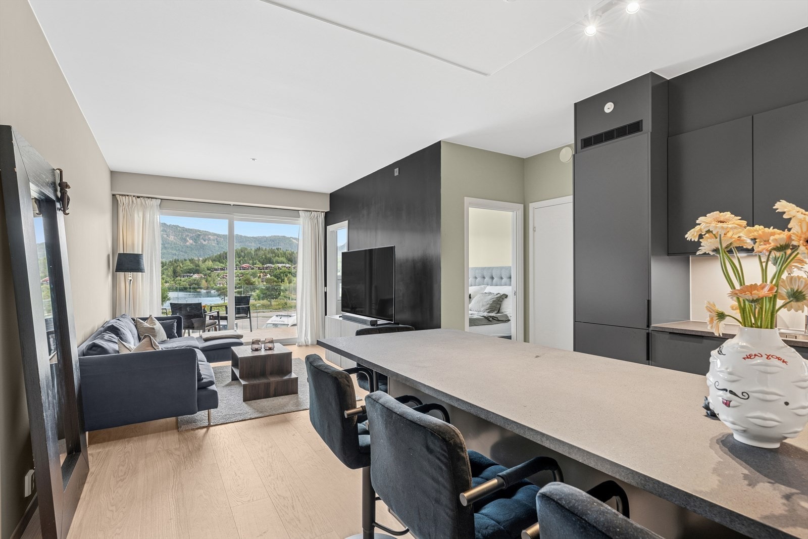 Leiligheten byr på generøs takhøyde, noe som bidrar til en luftig og romslig atmosfære. Galleribilde