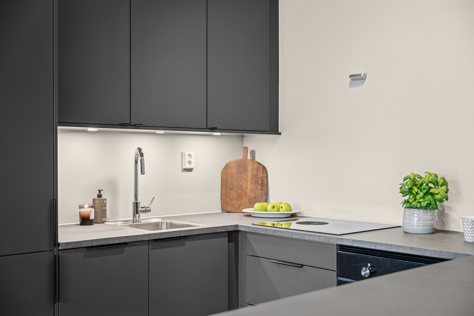 Kjøkkenet har innebygde hvitevarer, laminat benkeplate og vannstoppsystem. Induksjonstopp, stekeovn og komfyrvakt sørger for trygg og effektiv matlaging. Galleribilde