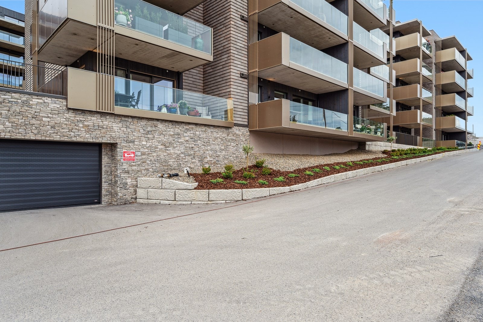 Leiligheten disponerer biloppstillingsplass i felles garasjekjeller. Galleribilde