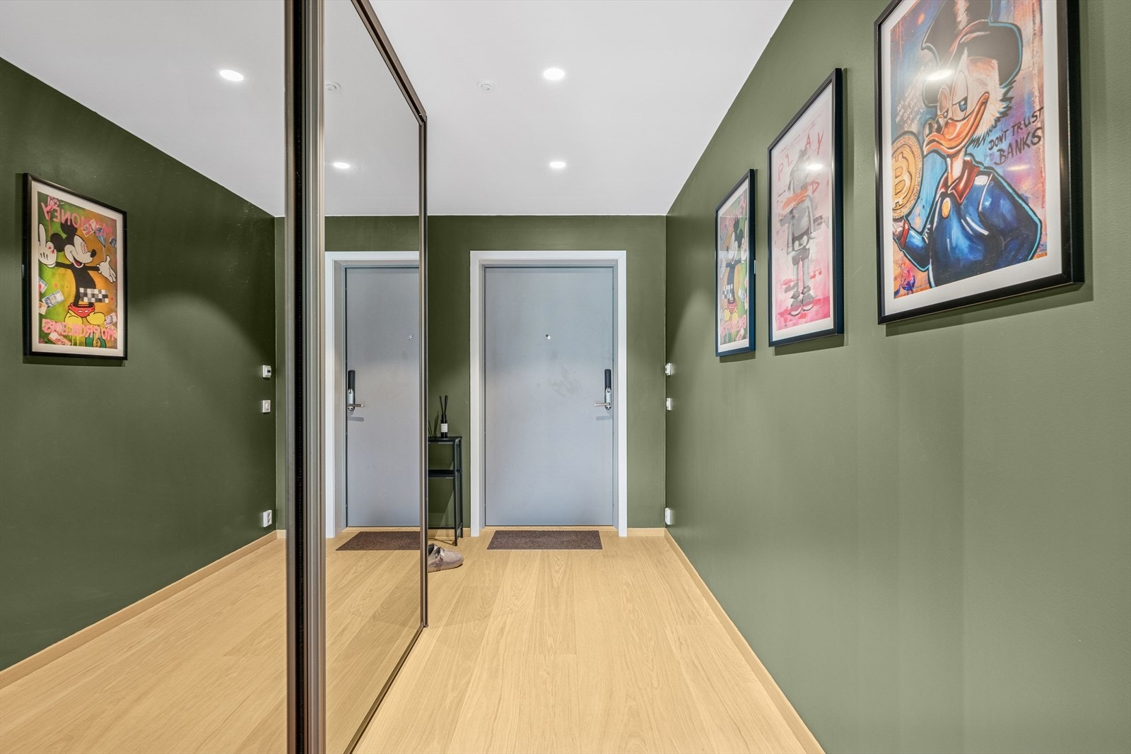 Velkommen inn! Leiligheten er utstyrt med Yale Doorman - en moderne, nøkkelfri dørløsning som gir økt sikkerhet, enkel adgang og en mer praktisk hverdag. Galleribilde