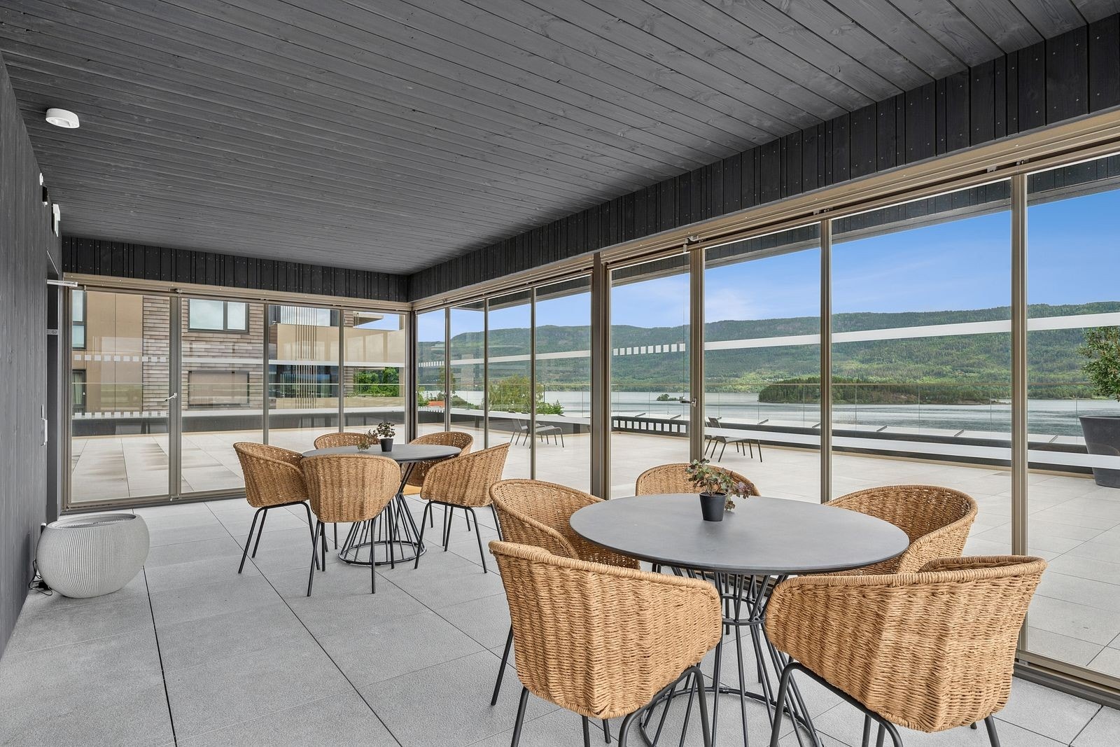 350 m² stor felles takterrasse hvor man finner både vinterhage og utekjøkken. Et rikt utvalg av fasiliteter som gjør hverdagen din bedre! Galleribilde