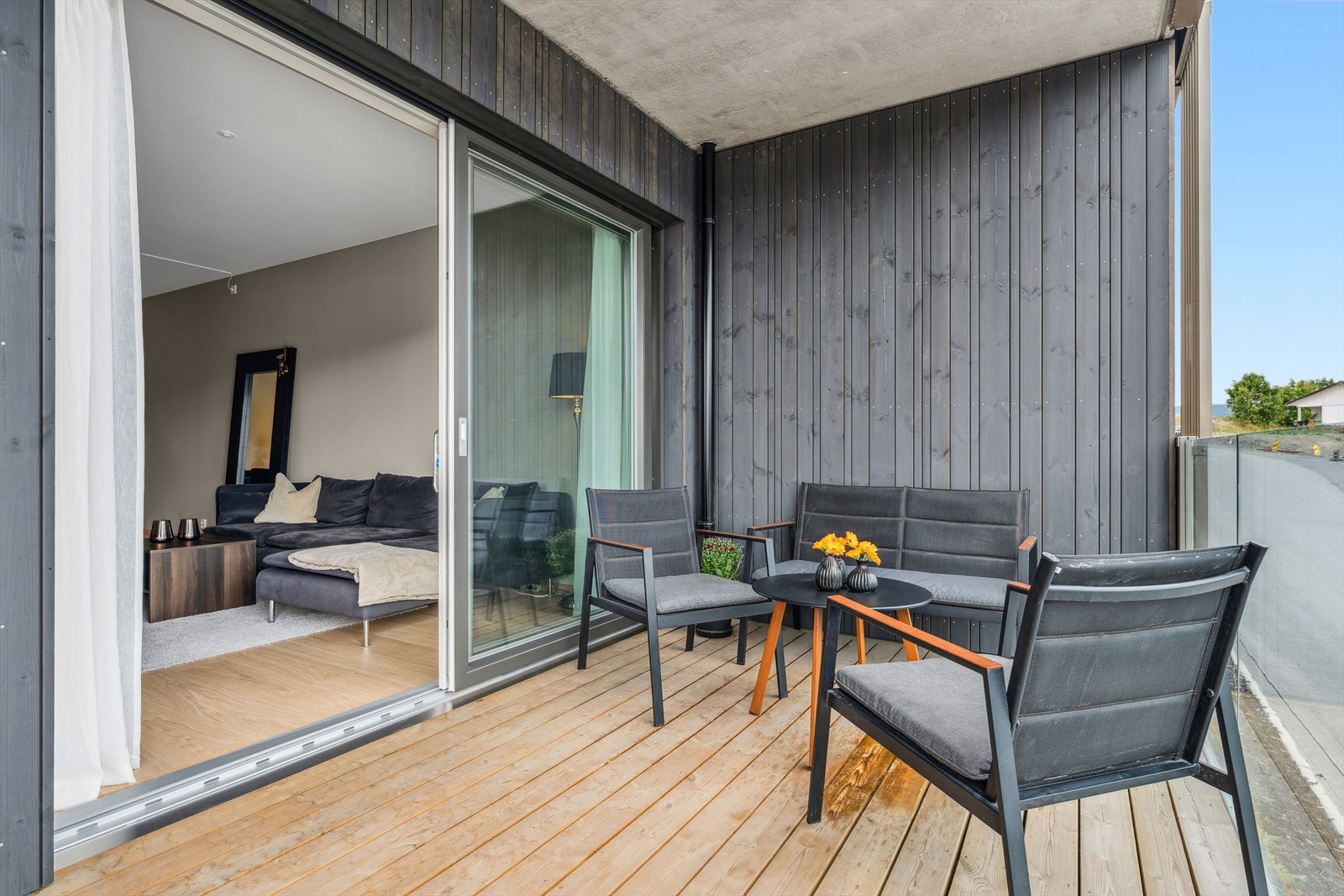 En herlig balkong på 16 m², som forlenger stuen og gir mulighet for utendørs avslapning med utsikt. Balkongen har godt med plass til å ha utemøblement. Galleribilde