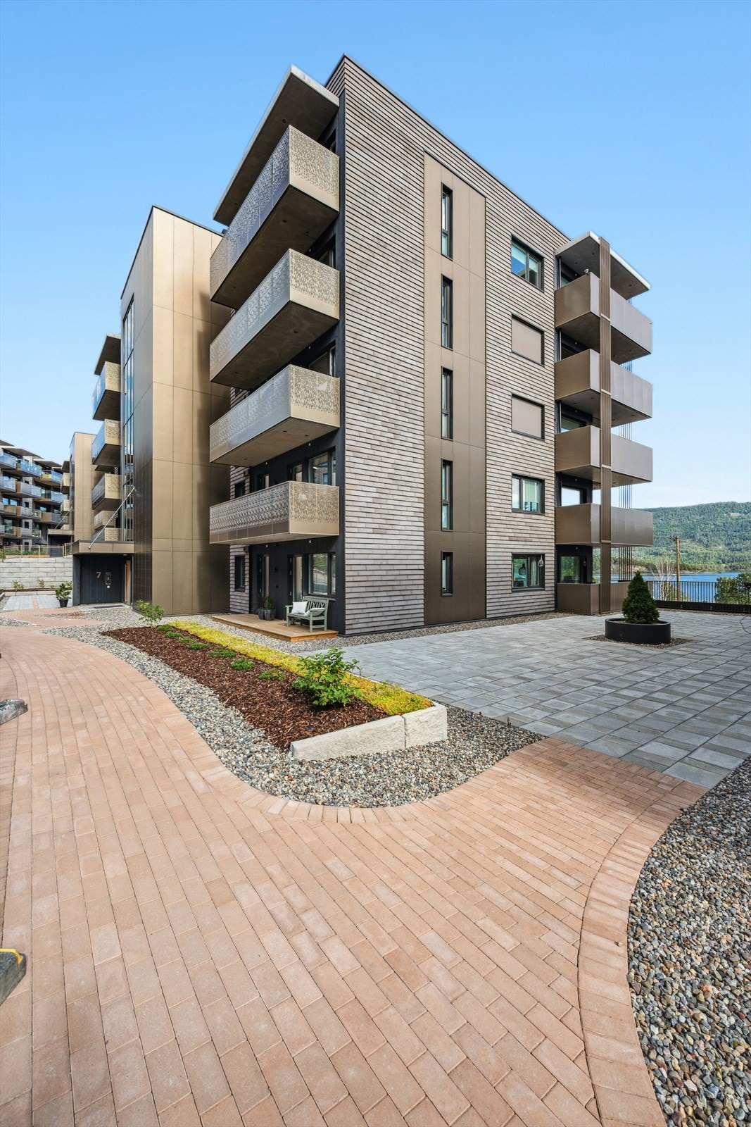 Leilighetskomplekset har en sentral og attraktiv beliggenhet på Vik i Hole kommune, rett ved vakre Steinsfjorden. Galleribilde