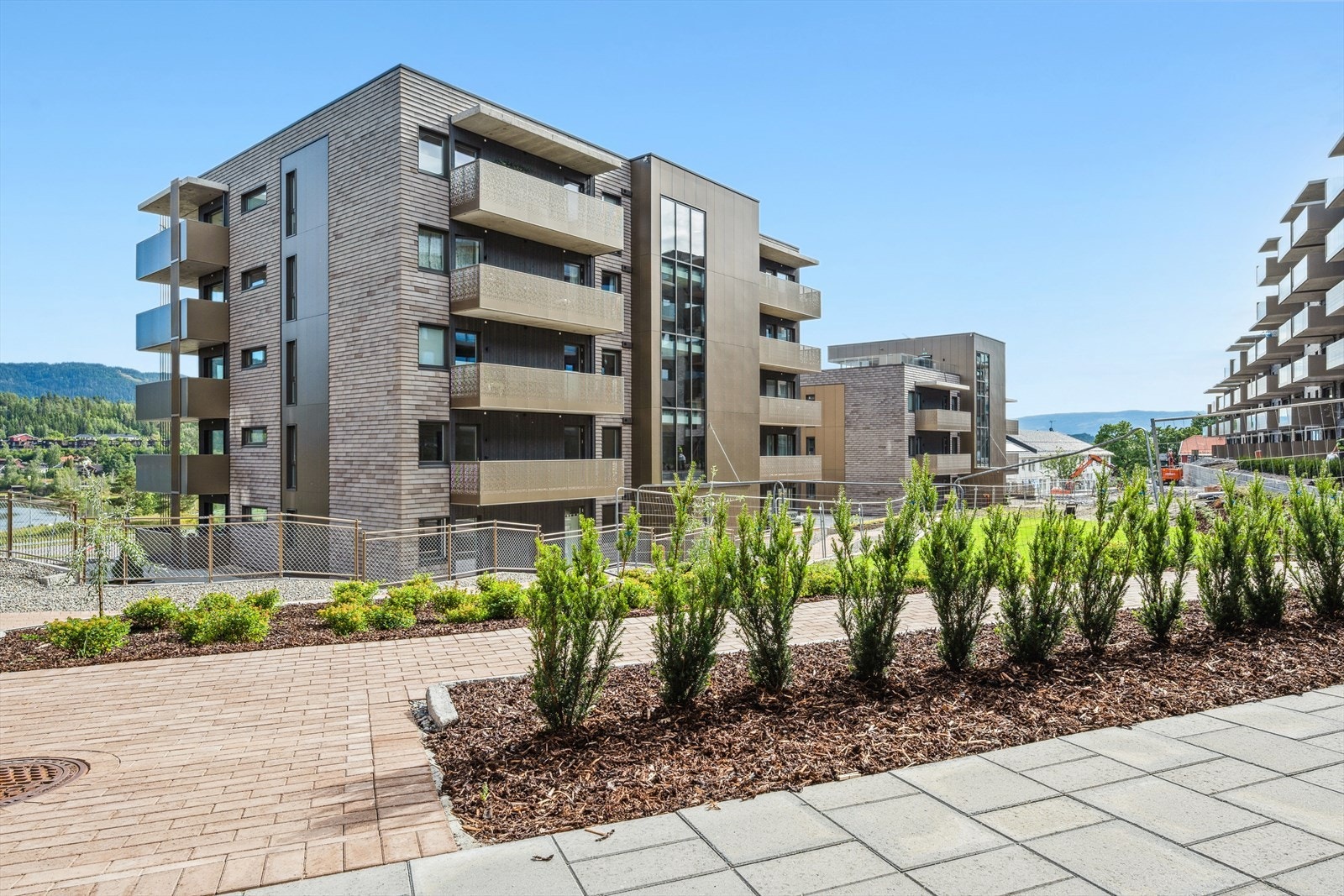 Leiligheten ligger i en høy første etasje med trappefri adkomst. Enkelt og behagelig for både unge og eldre, og ideelt for deg som ønsker en lett tilgjengelig bolig med god komfort og praktiske løsninger i hverdagen. Galleribilde