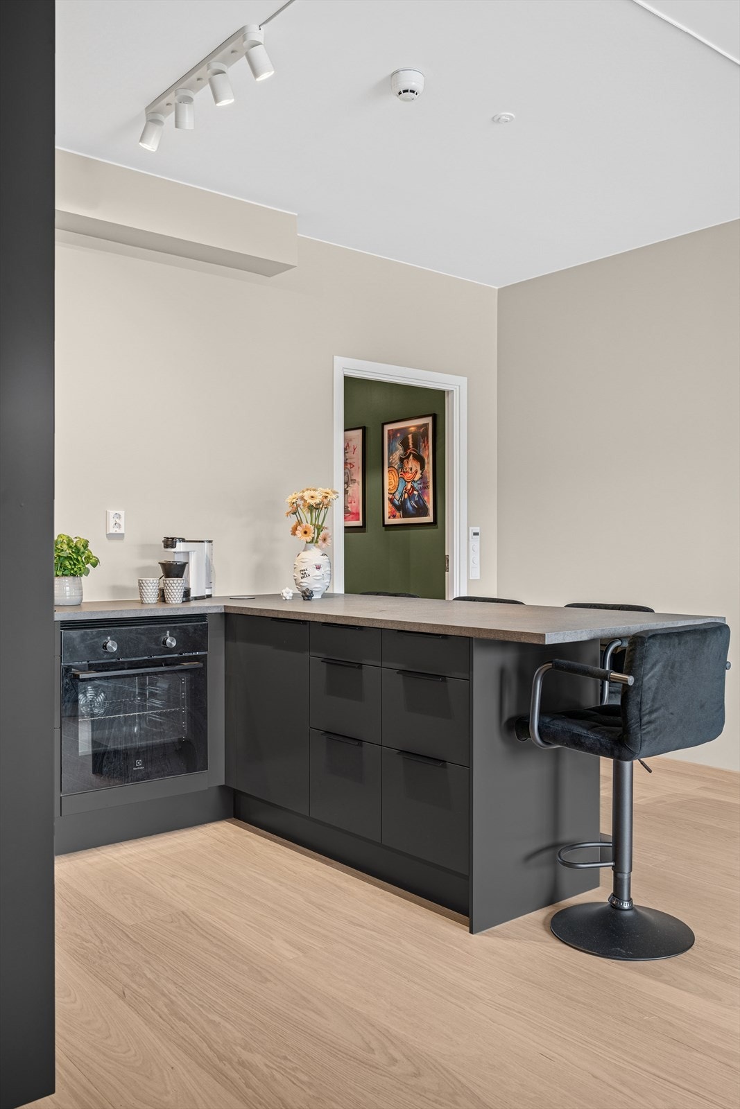 Kjøkkenet fungerer som boligens naturlige midtpunkt. Kjøkkenøya inviterer til både matlaging og sosialt samvær. Galleribilde