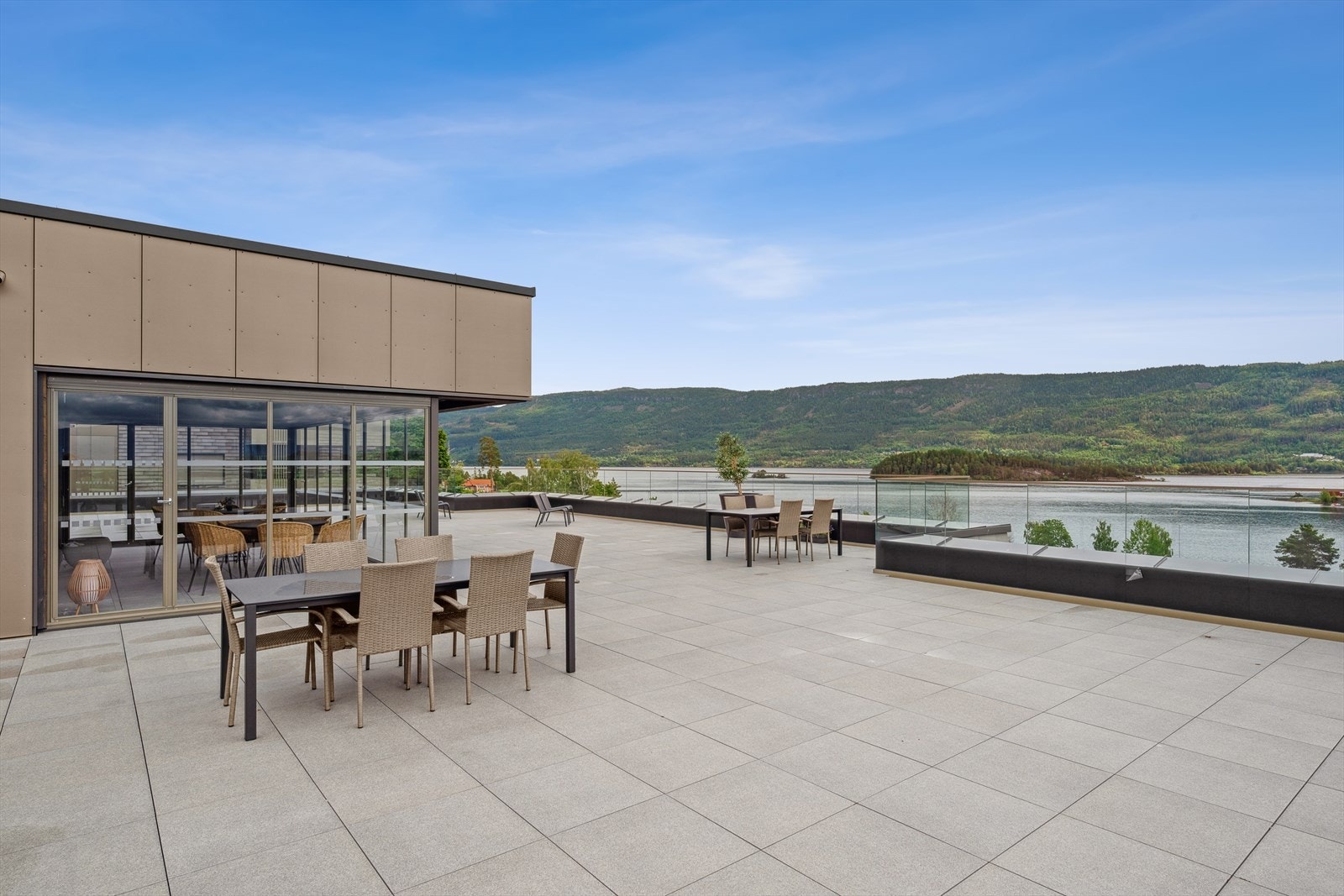 Sameiet har flere flotte uteområder, hvor det blant annet er mulig å benytte seg av en felles takterrasse for beboerne. Her kan du nyte flott utsikt over Steinsfjorden og nærliggende fjell! Galleribilde
