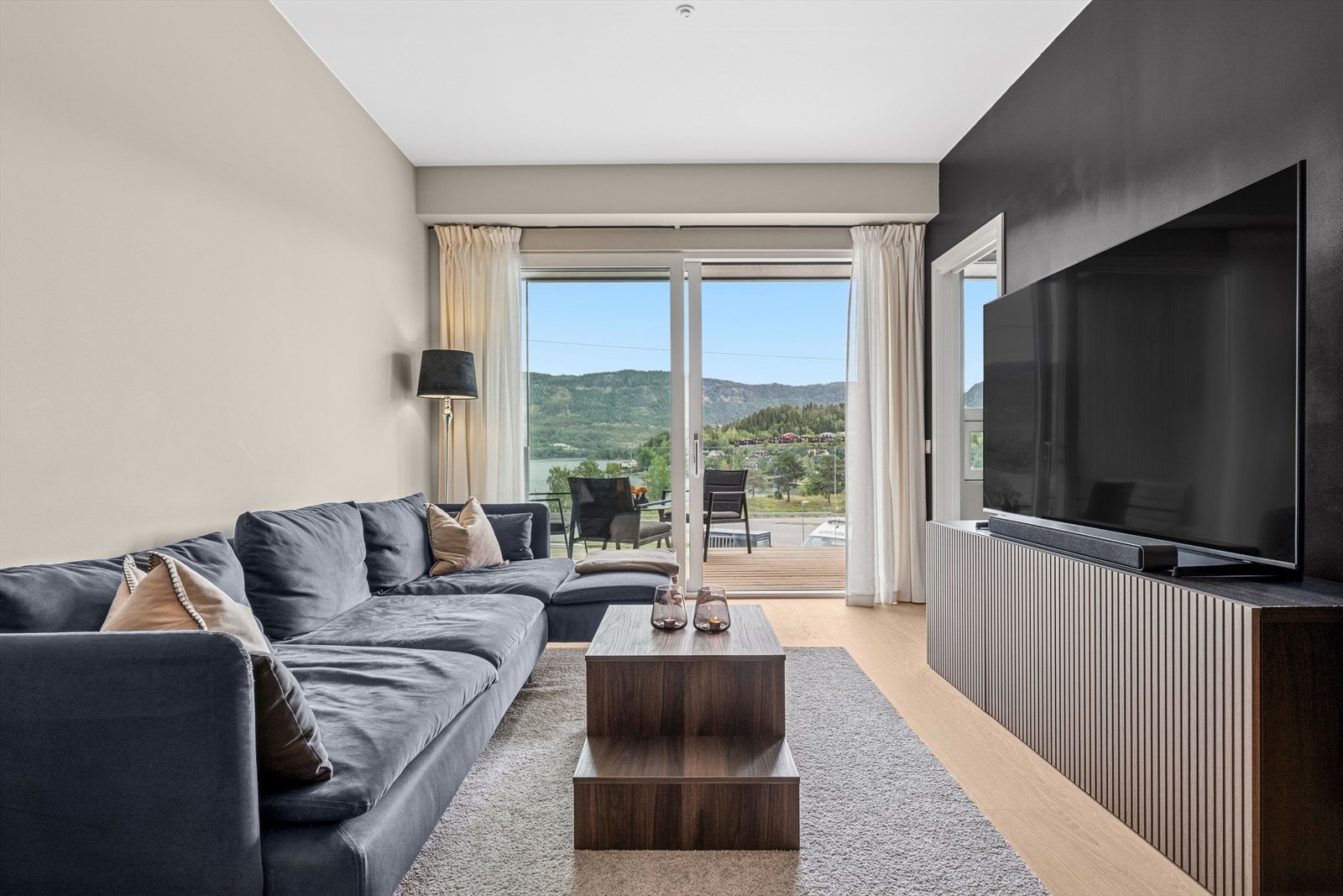 Stuen i denne nyoppførte leiligheten fremstår som et innbydende og harmonisk oppholdsrom med store vindusflater som slipper inn rikelig med dagslys. Galleribilde