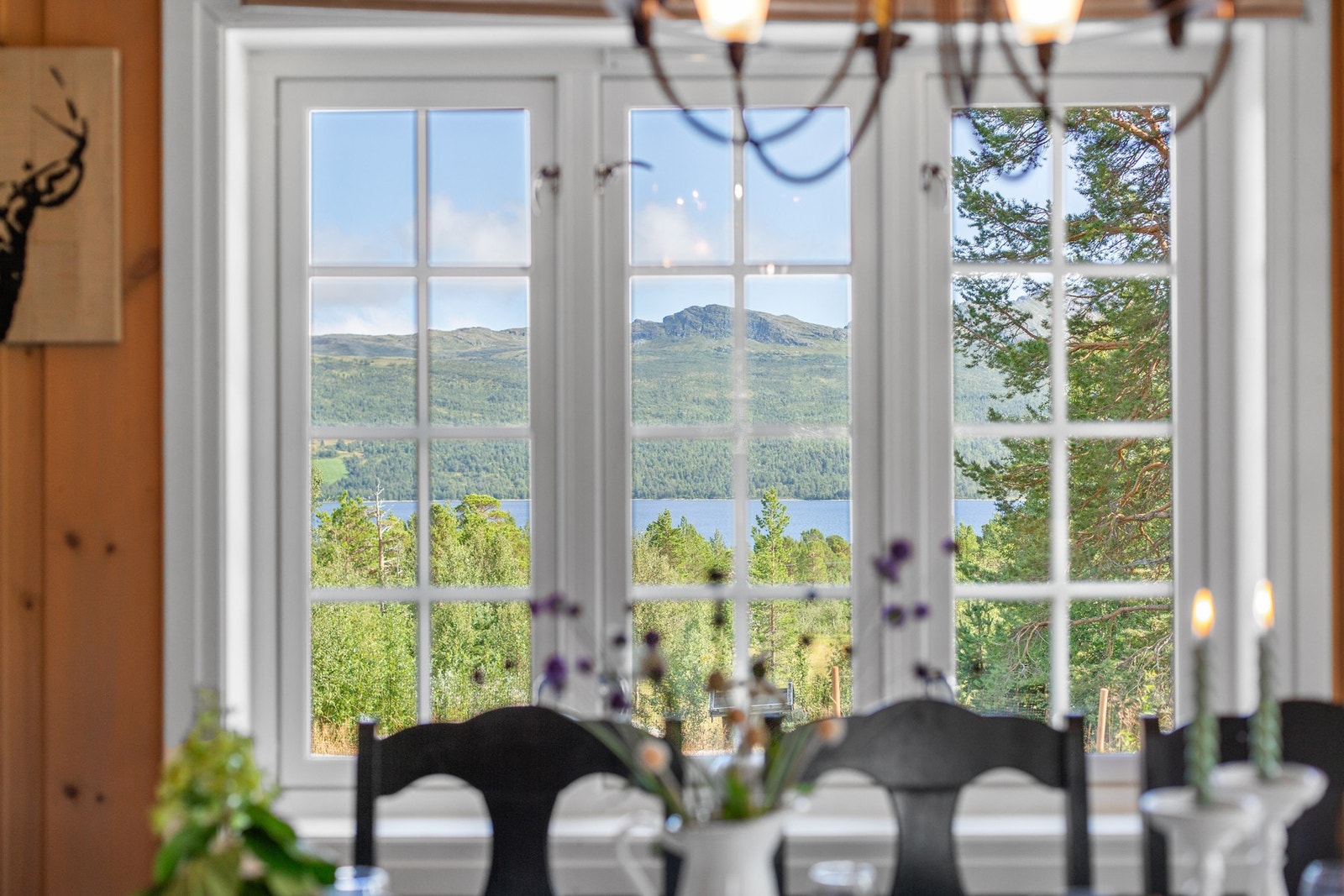 Fra spisestuen kan man nyte et godt måltid med upåklagelig utsikt. Galleribilde