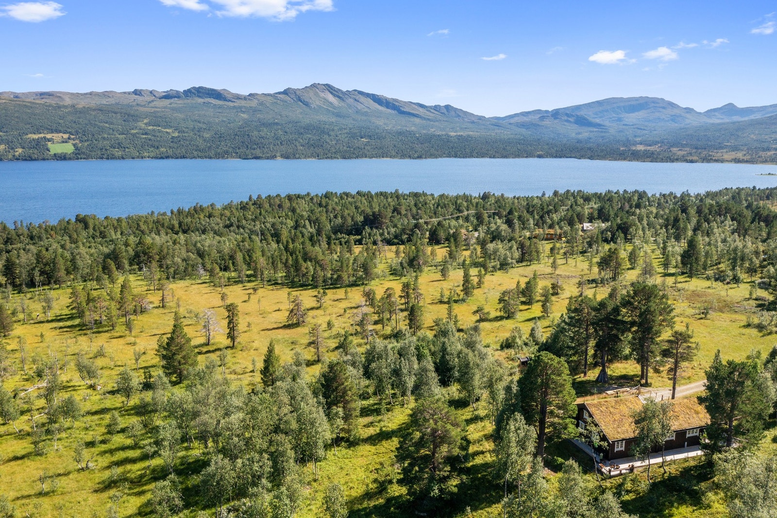 Hytten ligger i kort avstand fra Granasjøen, Minillstien og Herdalen. Her er man omkranset av turterreng sommer som vinter. Galleribilde