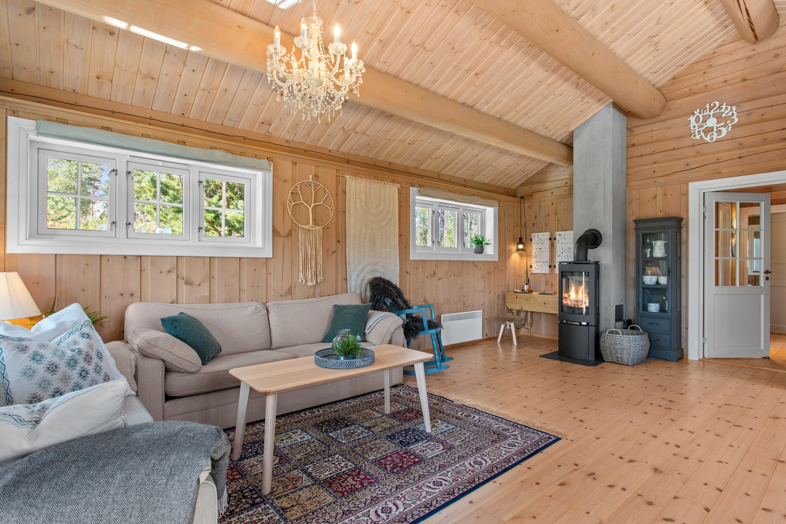 På stuen er det etablert vedovn som varmer godt på kalde vinterdager. Galleribilde