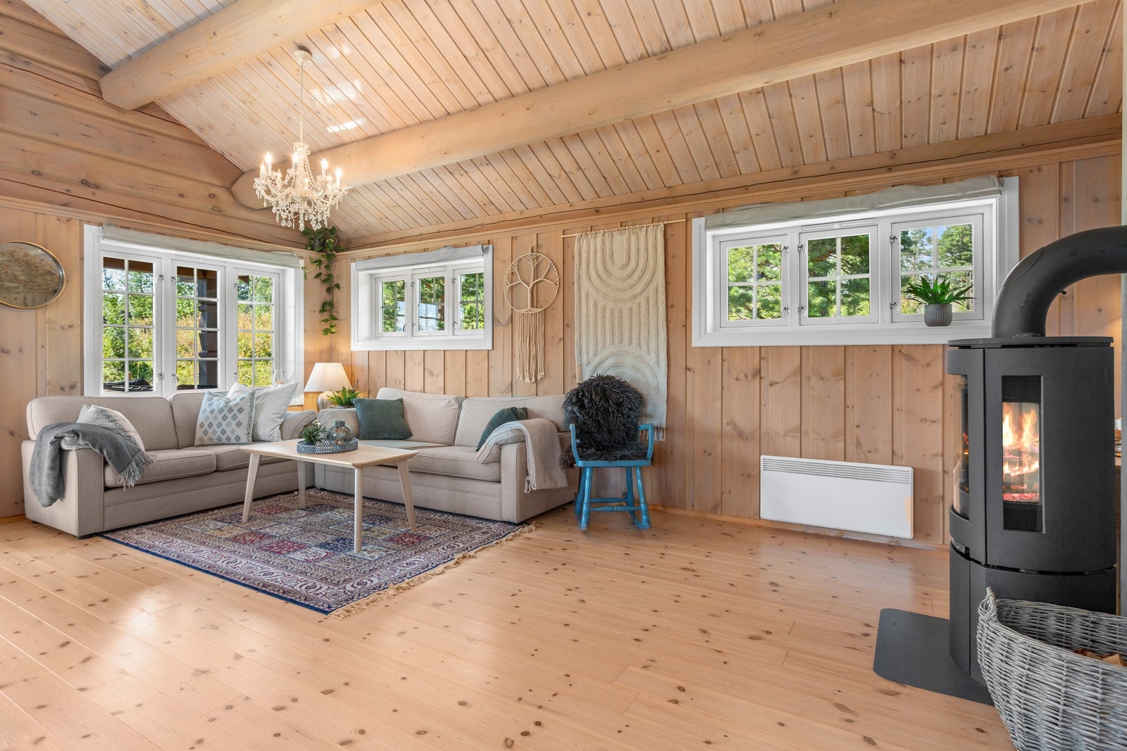 Det er en romslig stue hvor man har utgang til terrasse. Galleribilde