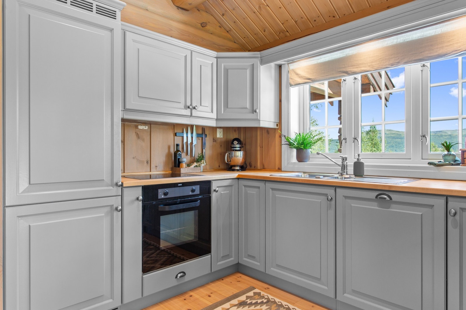 Kjøkkeninnredning med integrerte hvitevarer. Galleribilde