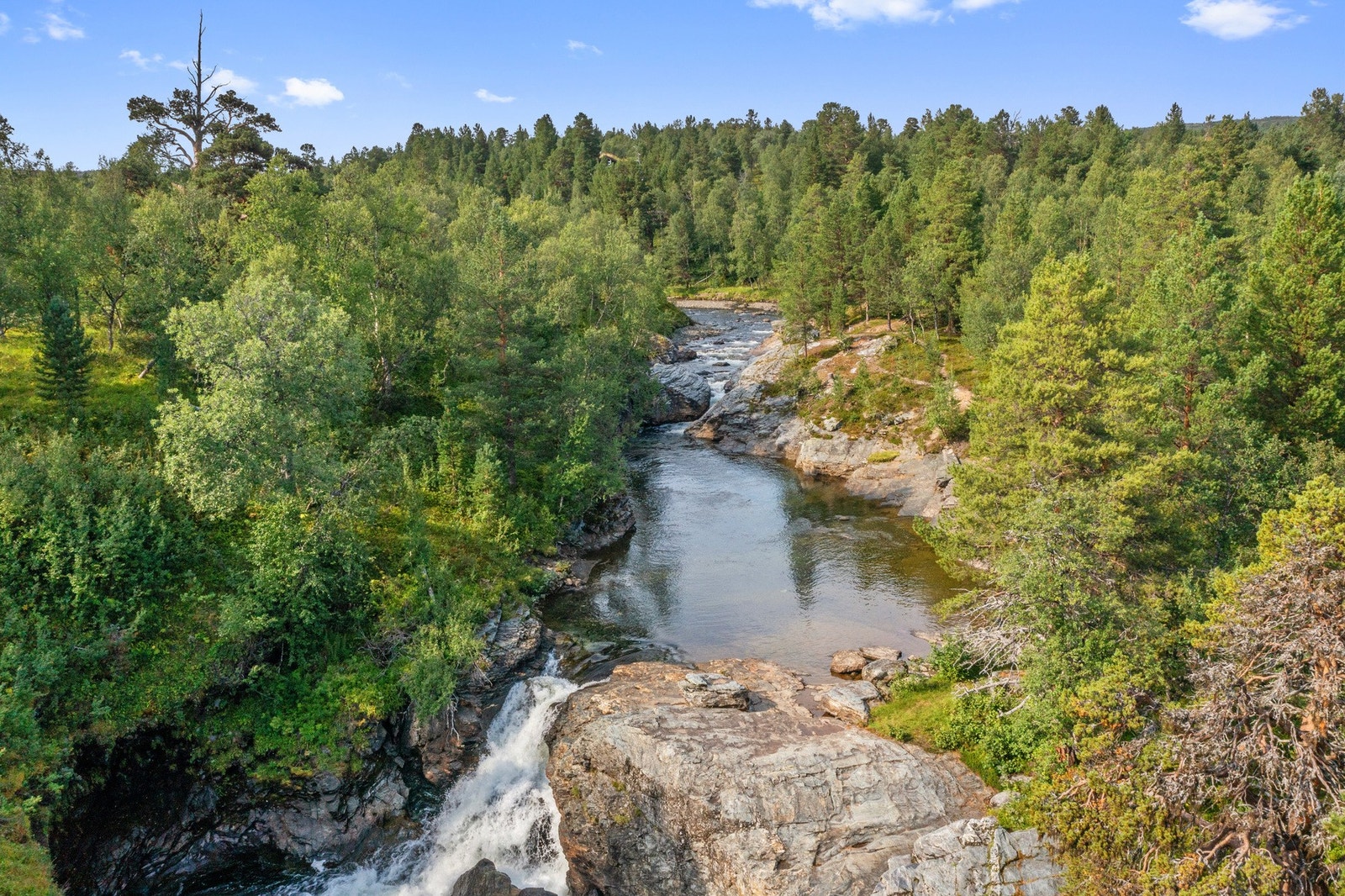 Elven Minnilla snor seg vakkert i landskapet ikke langt fra hytten. Galleribilde