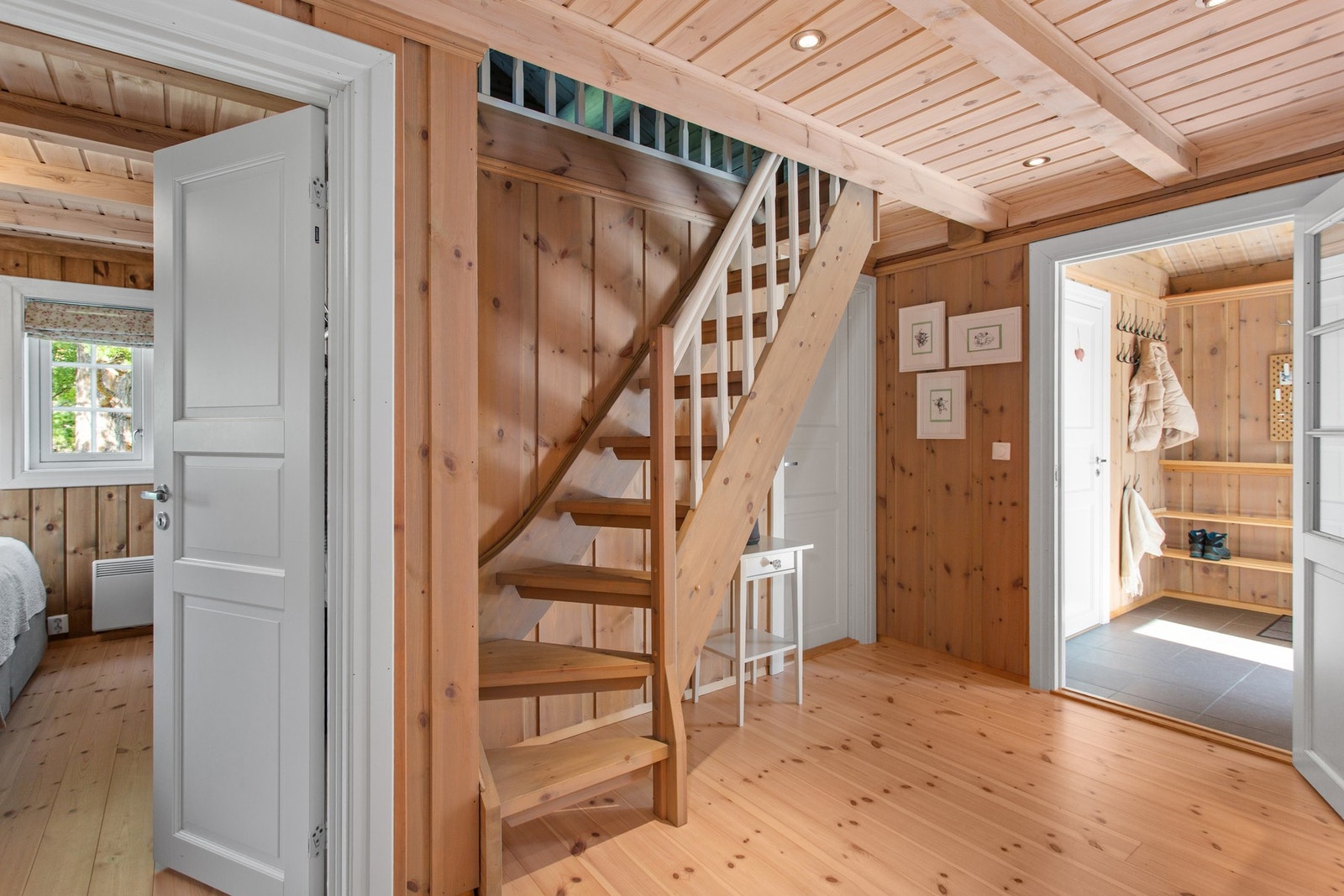 Gang med oppgang til hems. Galleribilde