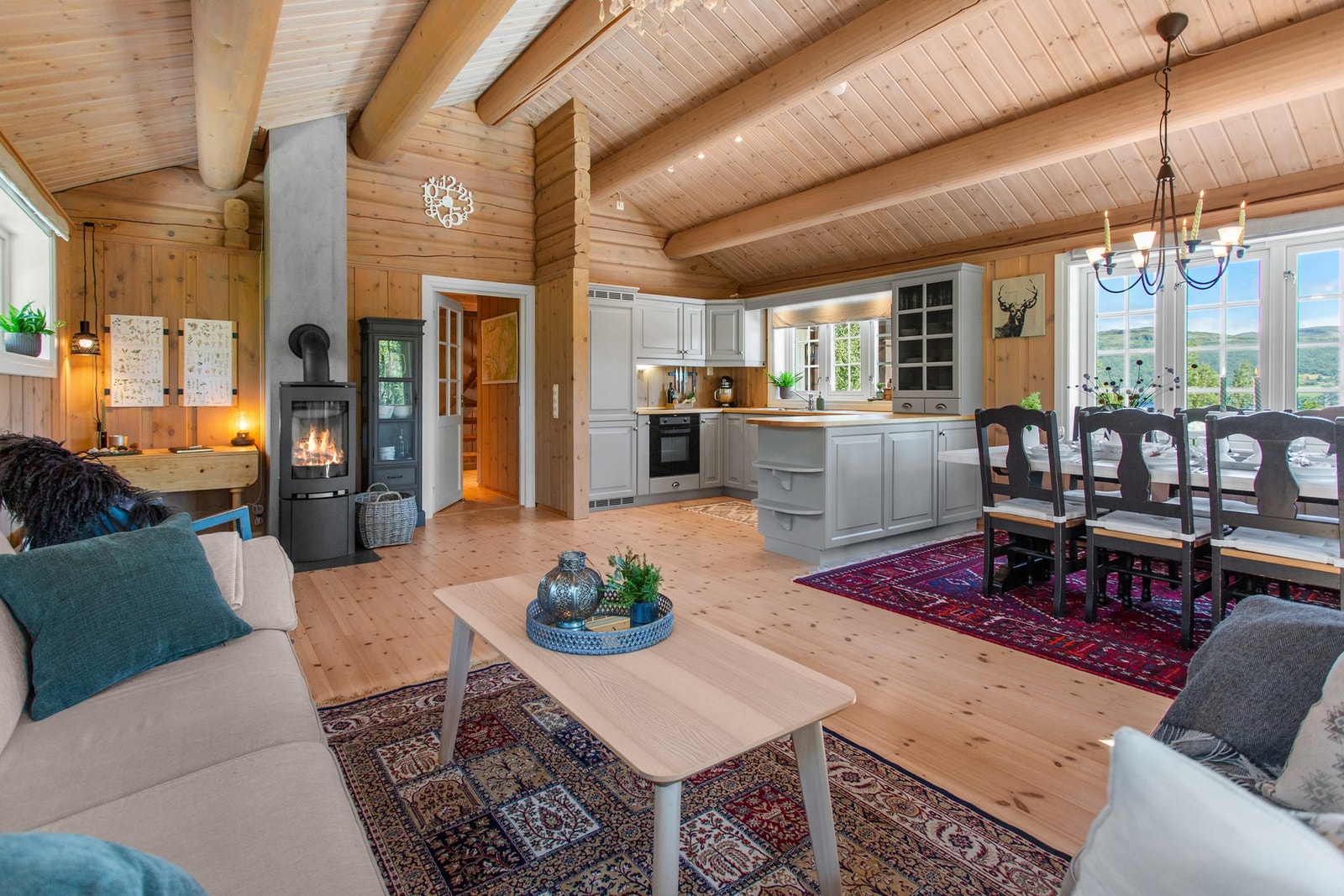 Stue, spisestue og kjøkken i en åpen løsning. Galleribilde