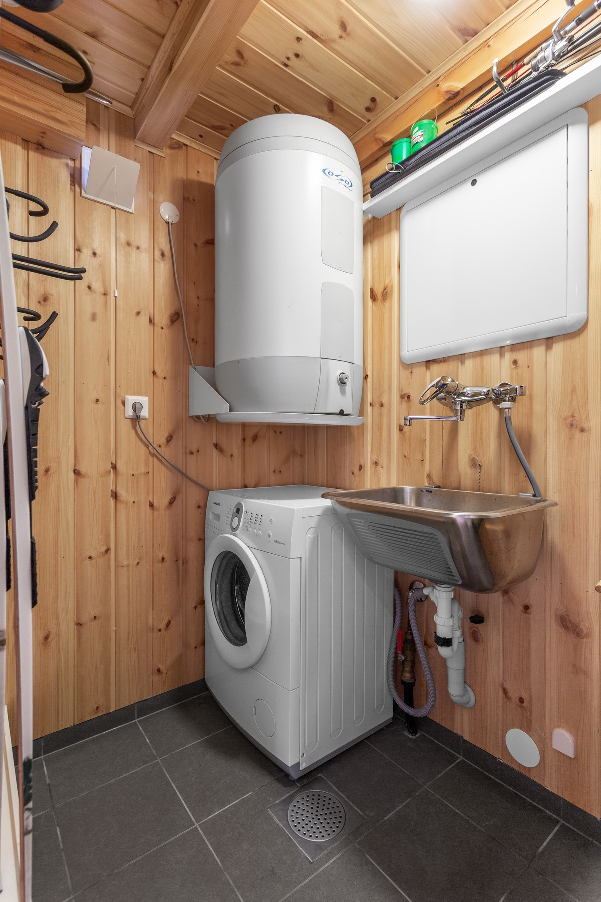 Tekniskrom/Bod med opplegg til vaskemaskin. Galleribilde