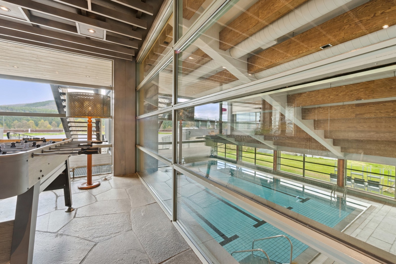 Her kan man benytte seg av spillrommet eller ta seg en svømmetur! Galleribilde