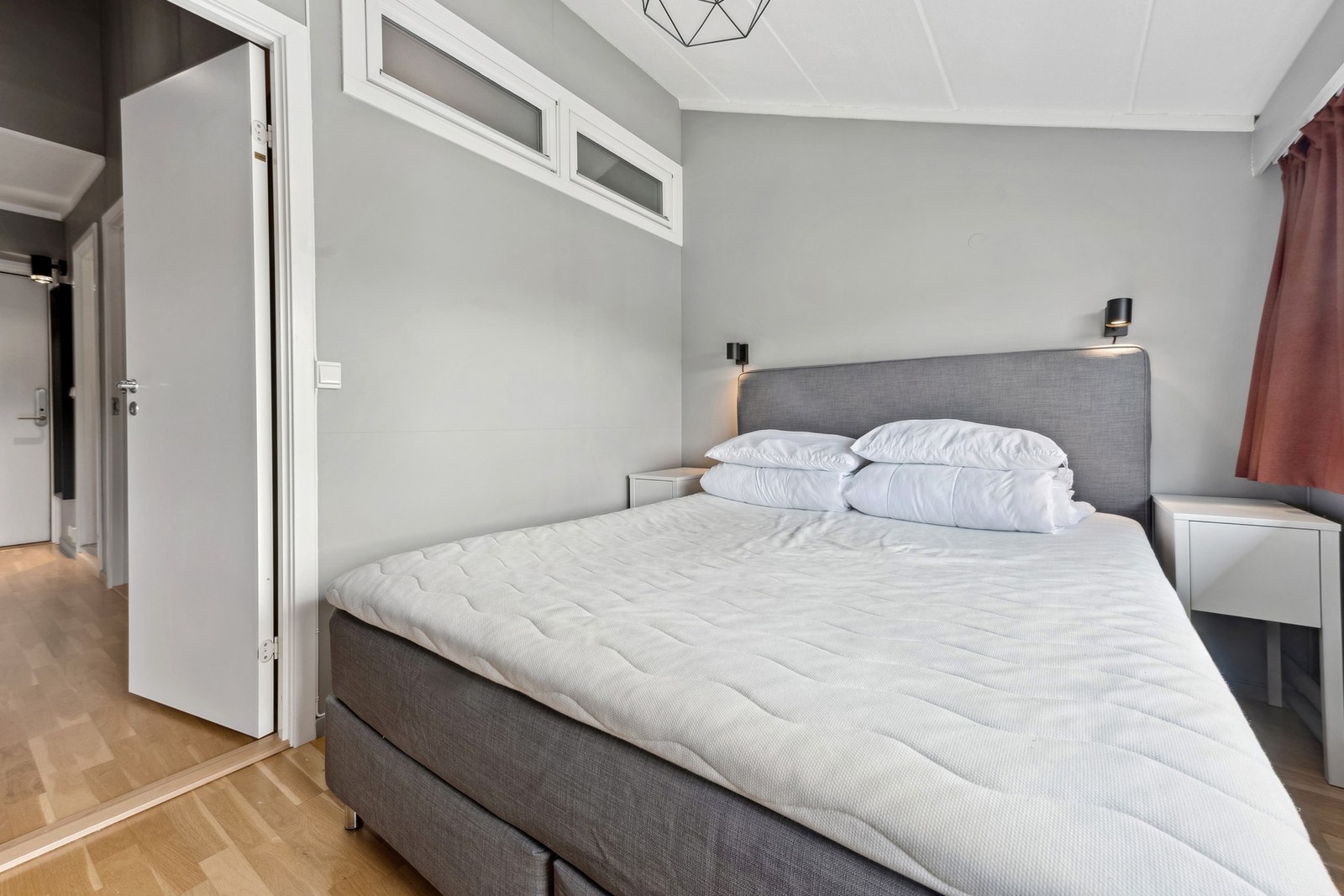 Hovedsoverommet har god plass til en stor dobbeltseng og tilhørende møblement. Det store vinduet gir masse naturlig lysinnslipp. Galleribilde