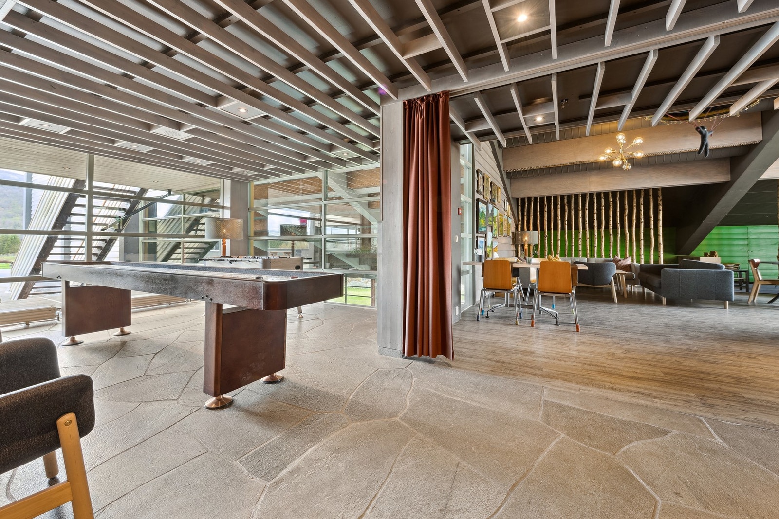 Leiligheten har flere fine, opparbeidede fellesarealer som kan brukes av beboere. Galleribilde