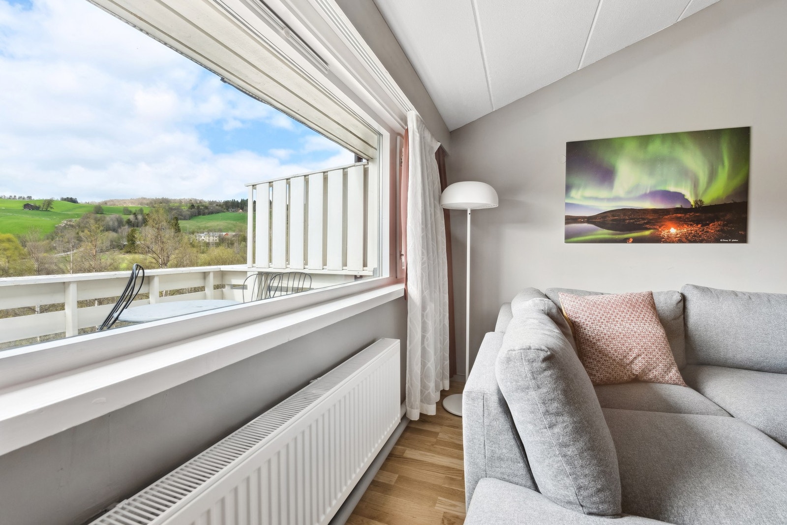 Fra stuen er det utgang til en romslig balkong som måler 15 kvm. Galleribilde