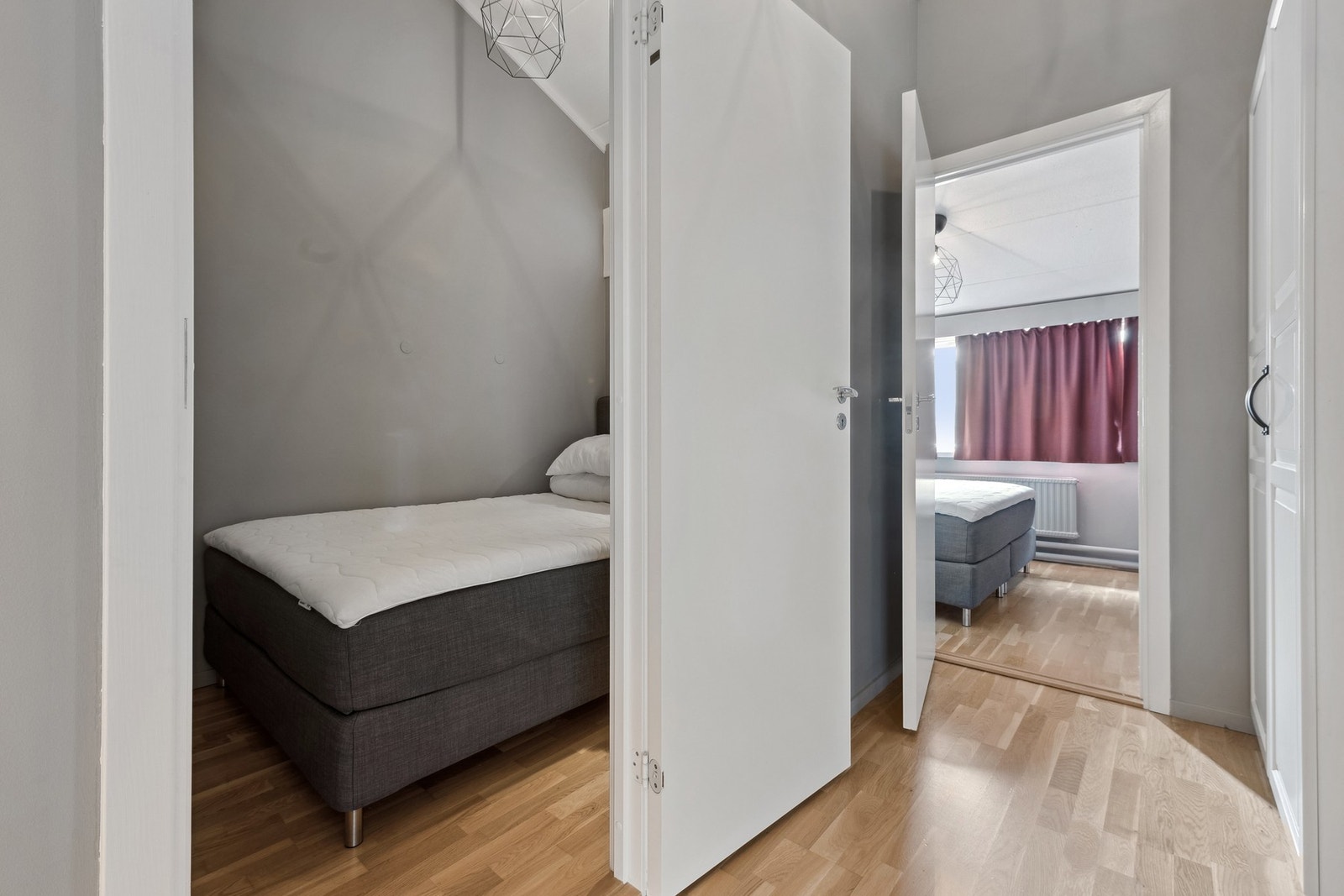 Soverom nr. 2 med god plass til stor seng. Galleribilde