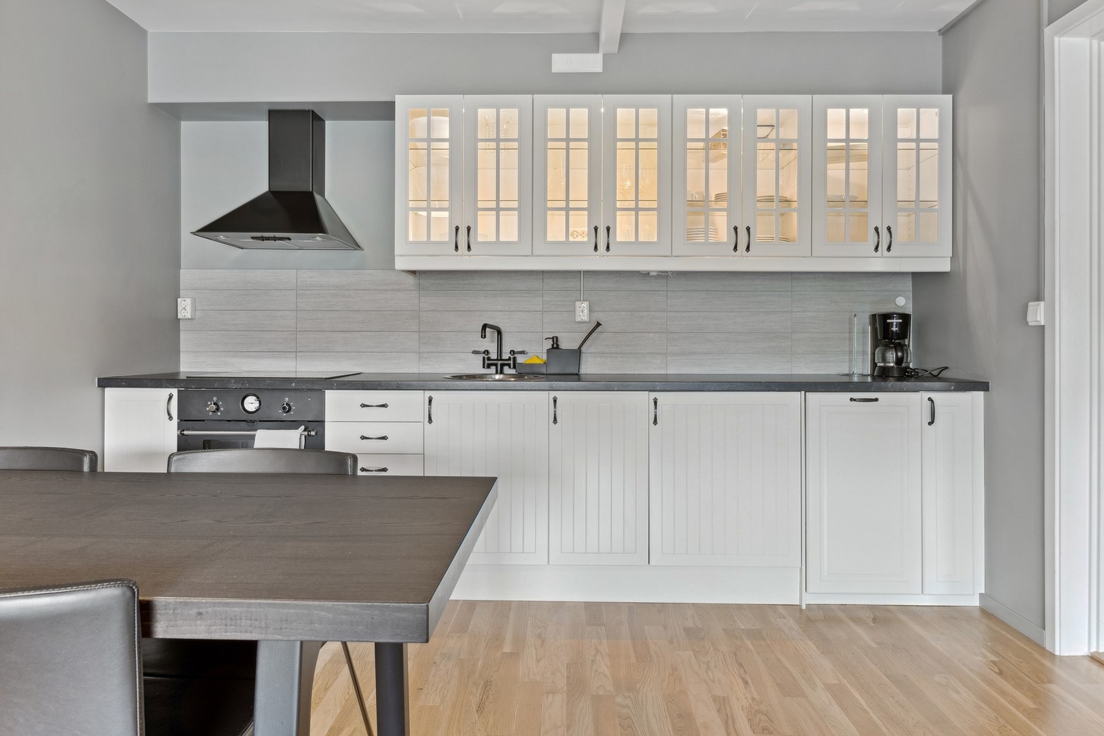 Kjøkkenet har en praktisk utforming som gir godt med arbeidsplass Galleribilde