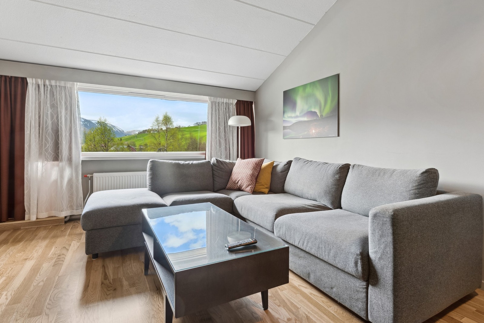 Her kan du enkelt innrede med hjørnesofa og tilhørende møblement. Galleribilde