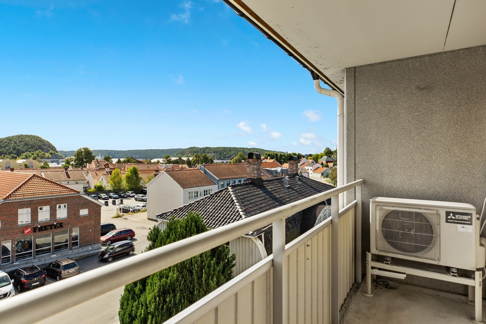 I fjerde etasje, høyt og fritt over byens puls, finner du denne sjarmerende leiligheten som passer perfekt for førstegangskjøperen, pendleren eller deg som ønsker en lettstelt bolig med sentral beliggenhet. Galleribilde