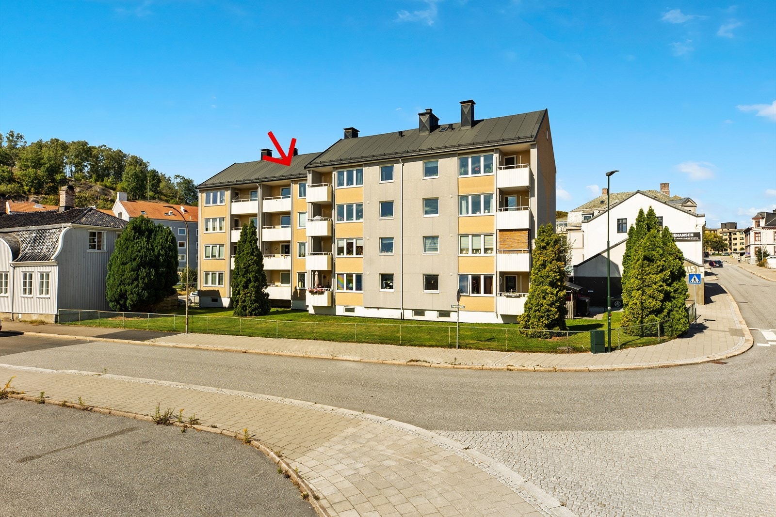 Her bor du med gangavstand til alt - kaféer, butikker, togstasjon og kulturtilbud - samtidig som du får roen og utsikten som følger med å bo høyt oppe. Galleribilde