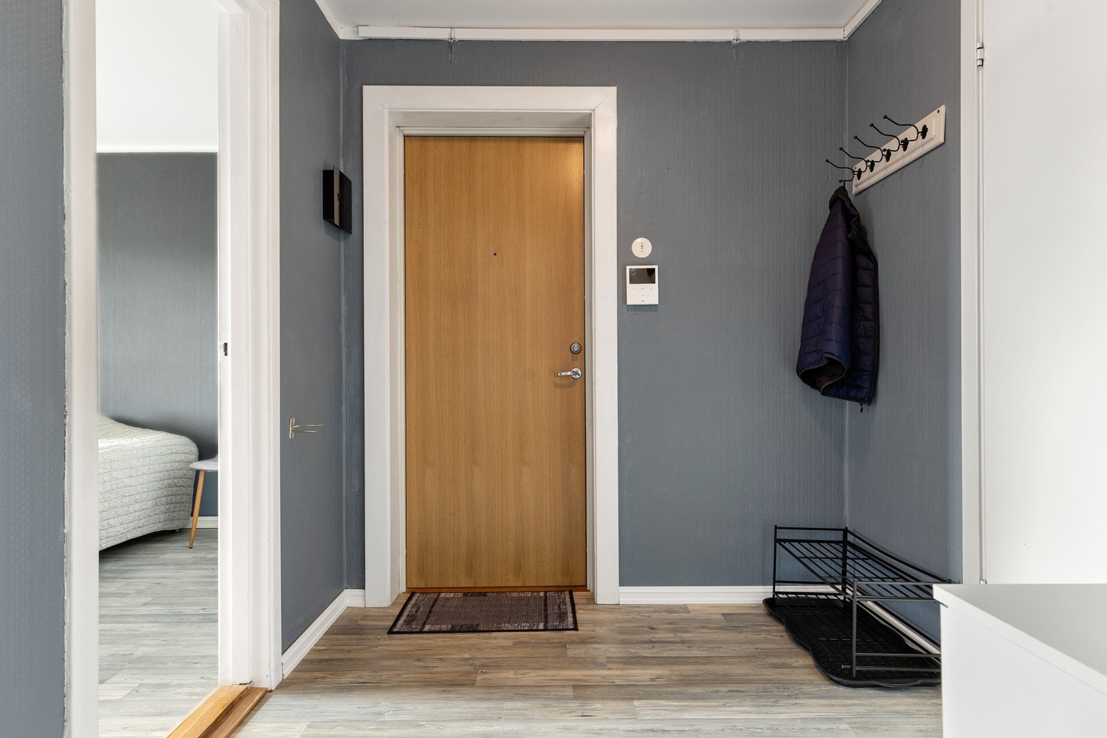 Gangen gir et godt førsteinntrykk og har plass til oppbevaring etter behov. Galleribilde