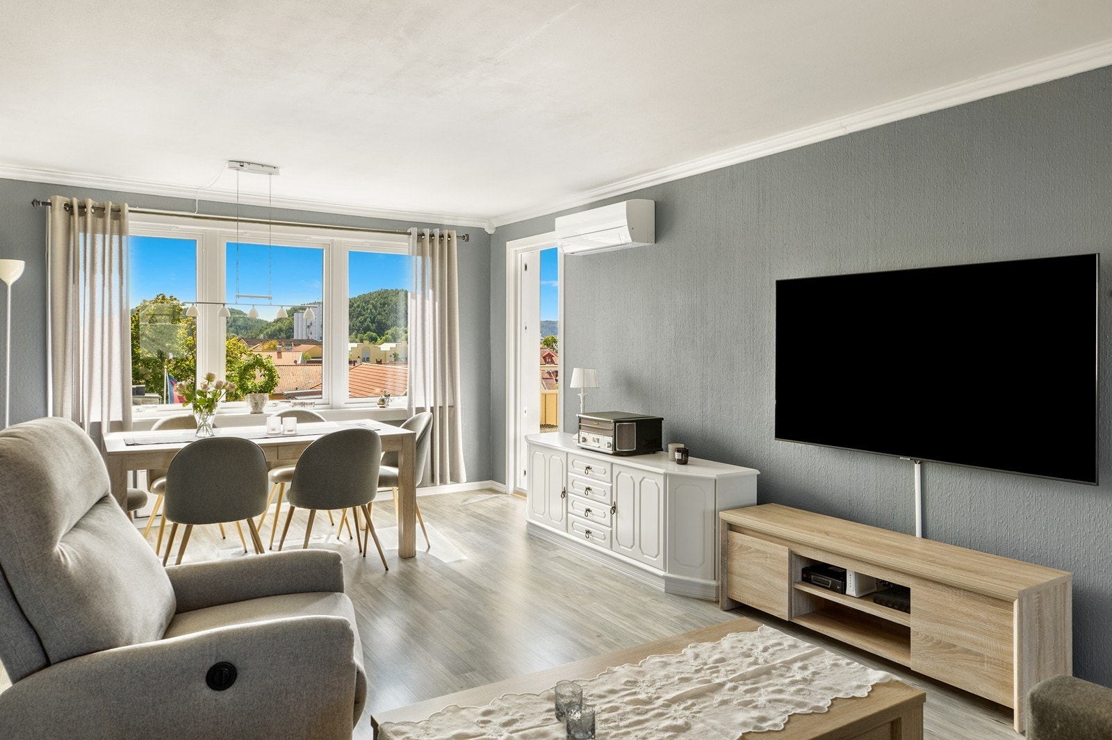 Store vindusflater sørger for rikelig med naturlig lysinnslipp, og fra stuen har du direkte utgang til en veranda - perfekt for å nyte kaffekoppen. Et innbydende oppholdsrom med gode møbleringsmuligheter. Galleribilde