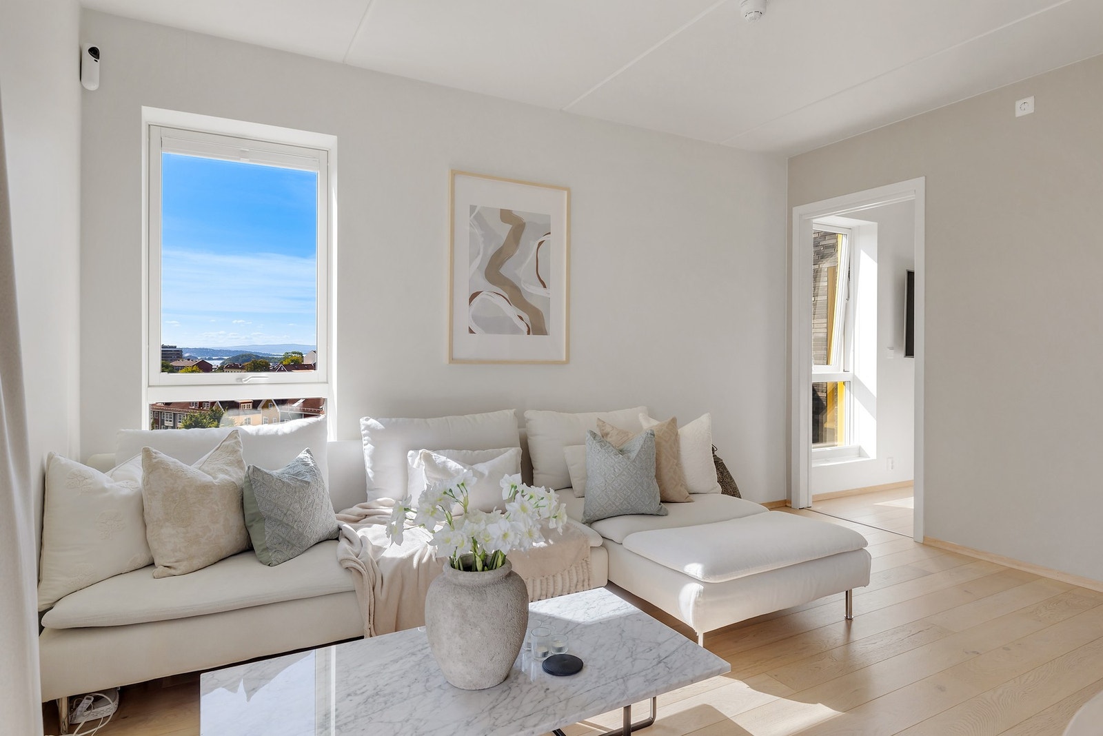 Stuen oppleves lys og romslig med lite innsyn. Galleribilde
