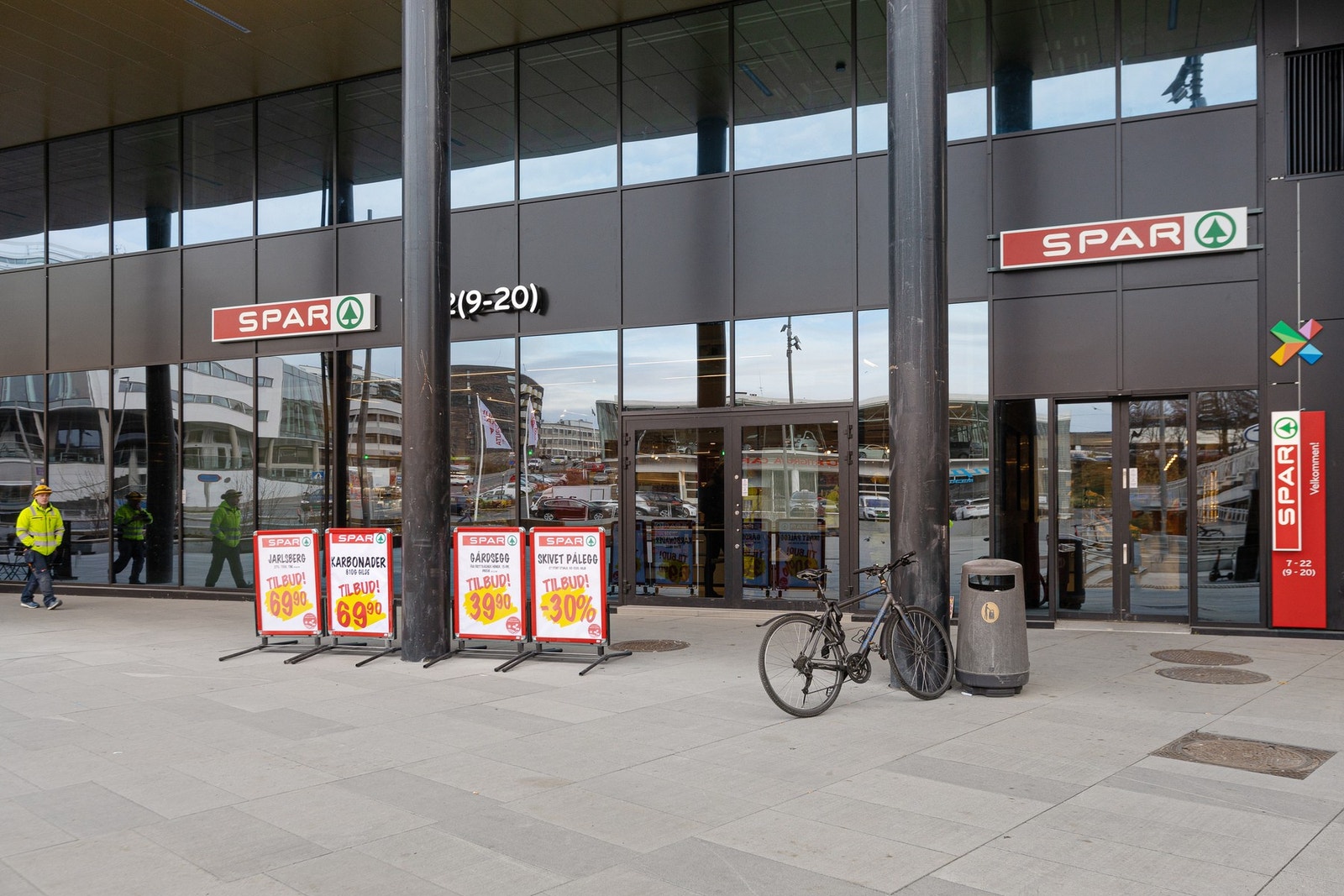 Ensjø Torg med blant annet Spar og Åpent bakeri er rett i nærheten. Flere butikker som Europris, Kiwi og Rema 100 er like ved. Galleribilde