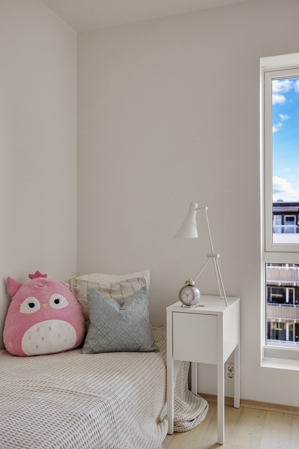 Plass til seng og nattbord. Galleribilde