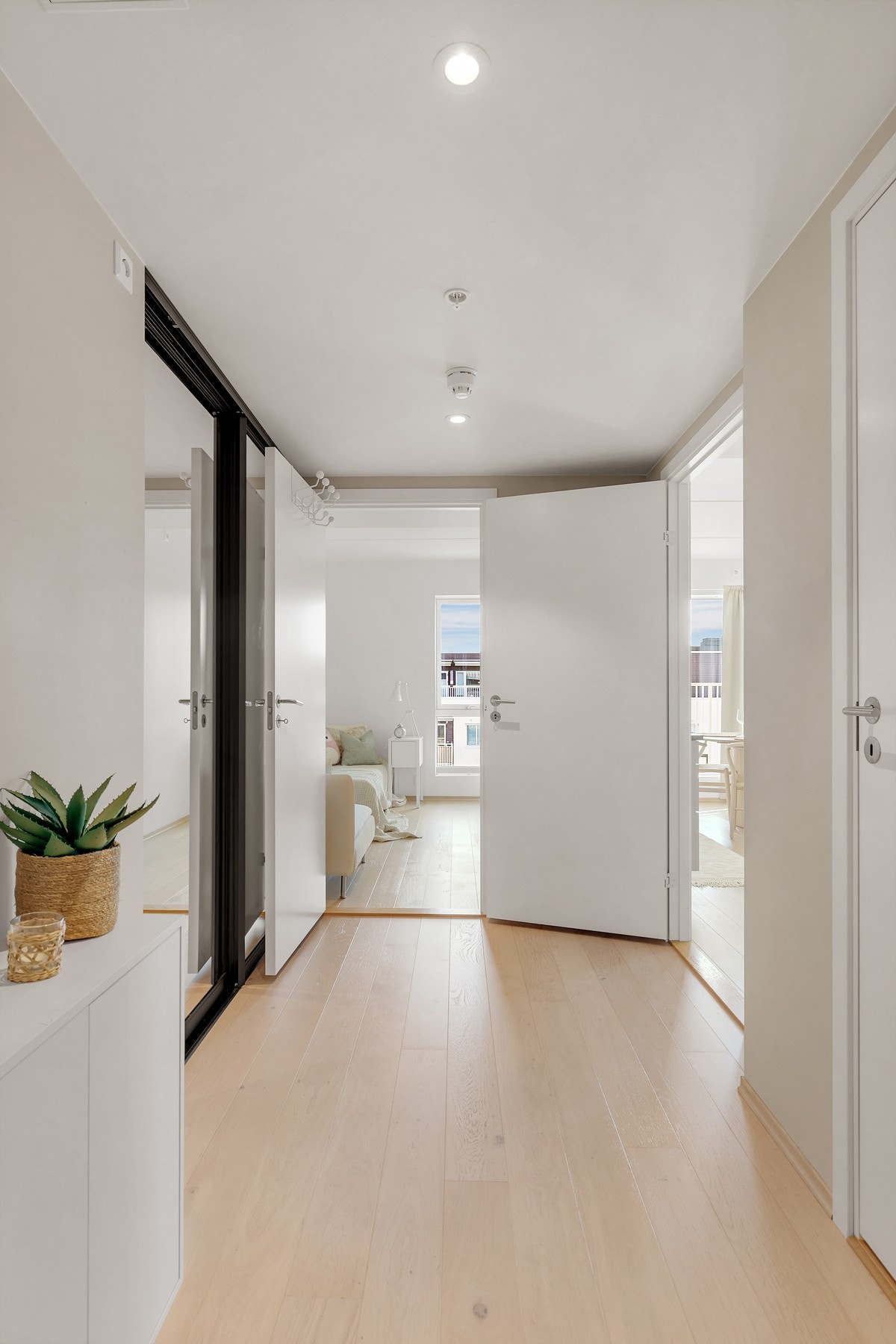 Pen entré med skyvedørsgarderobe og belysning. Galleribilde