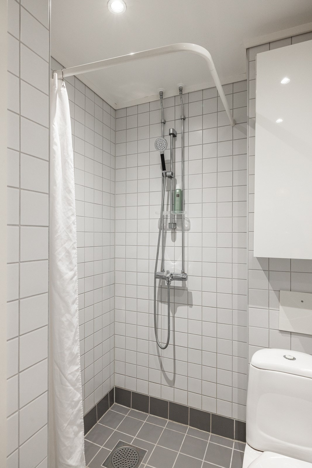 Det er lyse fliser på vegger og gulv, samt gulvvarme. Galleribilde