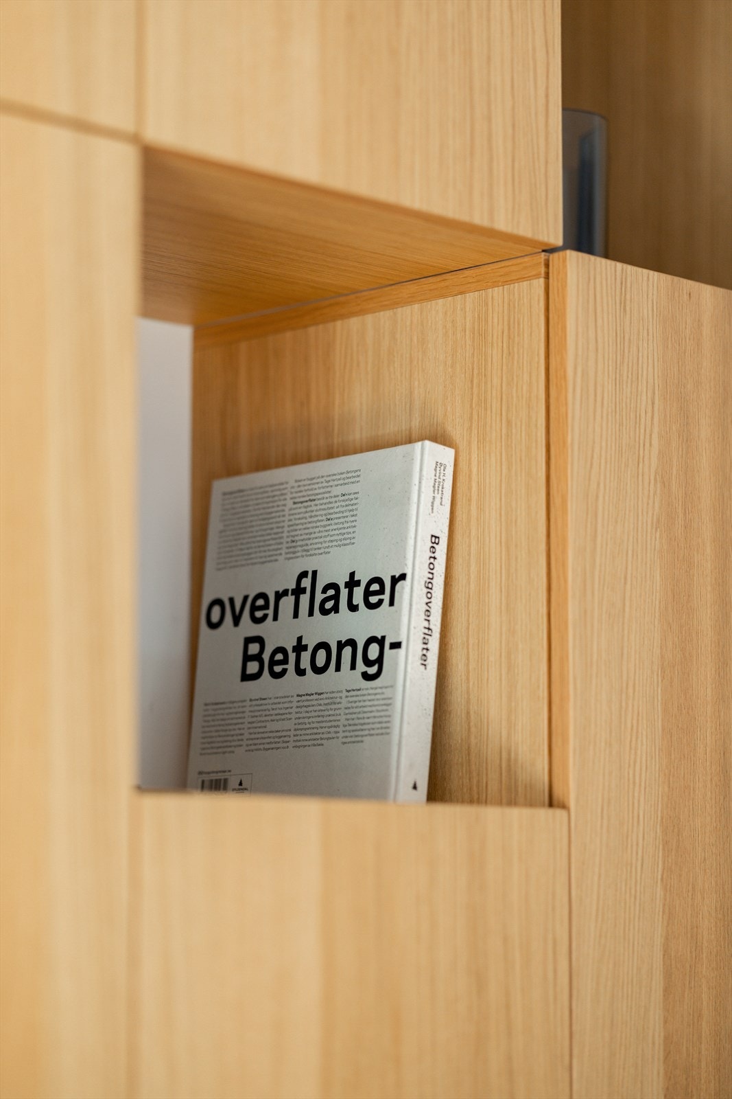 Lekre plassbygde hyller og skap på veggen som gir godt med lagringsplass. Galleribilde